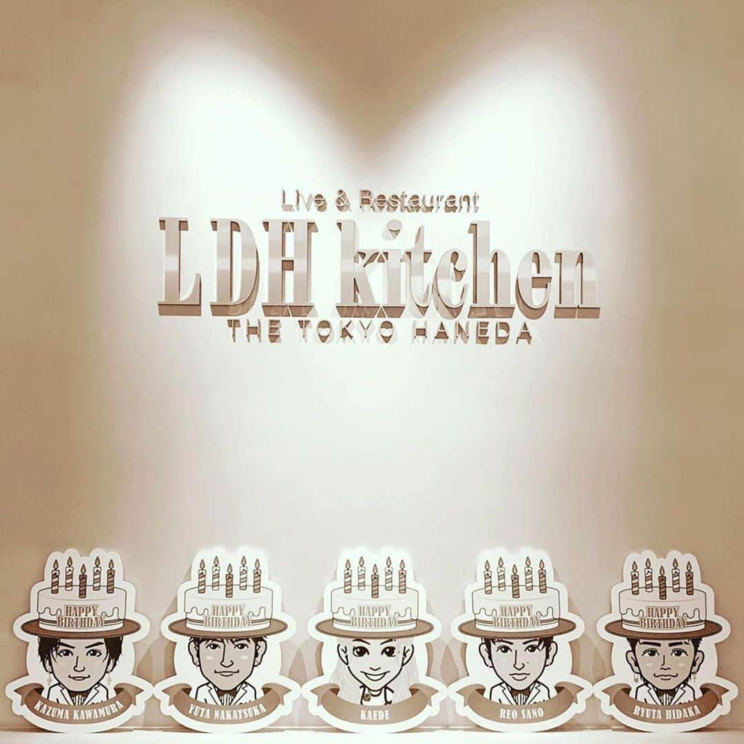 LDH kitchenさんのインスタグラム写真 - (LDH kitchenInstagram)「. @thetokyohaneda_official ・・・ 【LDH kitchen THE TOKYO HANEDA】EXILE TRIBE・LDHアーティストBirthday企画☆ . . LDH kitchen THE TOKYO HANEDAではEXILE TRIBE・LDHアーティストのBirthdayをお祝いする企画を実施しております！ . ＊バースデープレート 誕生日を迎えるアーティストの名前入りバースデープレートを1週間限定でご用意致します。 お好きなアーティストの誕生日をぜひお祝いしてください！ バースデープレートをご注文して頂いたお客様には特製バースデーカードをプレゼント致します。 . ＊フォトブース 店内にフォトブースを設置致します。 誕生日のメンバーのプロップを持って、ご自由にお撮りください。 . ☆1/6〜1/12Birthday Member☆ ・中務裕太（1/7・GENERATIONS） ・川村壱馬（1/7・THE RAMPAGE） ・佐野玲於（1/8・GENERATIONS） ・楓（1/11・E‐girls/Happiness） ・日髙竜太（1/11・BALLISTIK BOYZ） . 皆様のご来店をお待ちしております!! . ※バースデープレートは事前予約が必要となります。 ご予約はお電話（03-5579-7461）にて承ります。 ※フォトブースのご利用は店内でご飲食頂いた方に限らせて頂きます。 テイクアウトは対象外とさせて頂きます。 . #LDH #LDHkitchen #LDHkitchenTHETOKYOHANEDA #羽田空港 #AIRPORT #Birthday」1月6日 10時39分 - ldhkitchen_official