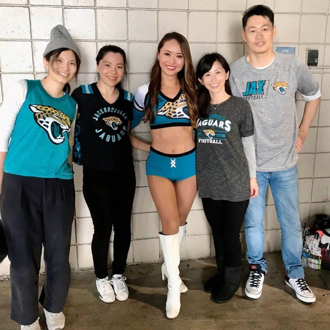 本田景子さんのインスタグラム写真 - (本田景子Instagram)「My cheerleaders😍🥰❤️ . . They came all the way from Japan and San Francisco to watch the last game and my performance🥺💕 Thank you for big supporting and cheering me😍😭❤️ . . I have lots of good friends all over the world💞 I'm a super lucky girl!! . . #jacksonville #Jags #jaguars #roar #theroarofthejaguars #moreroar #nfl #cheerleader #nflcheerleaders #japanesecheerleader #japan #america #americandream #duval #duuuval #belieave #challenge #chance #courage #thisisthemoment #experience #wheretheresawilltheresaway #アメリカ生活 #チアリーダー #夢 #挑戦 #意志あるところに道は開ける #gameday #friends #lastgame2019」1月6日 10時46分 - keikohonda1111