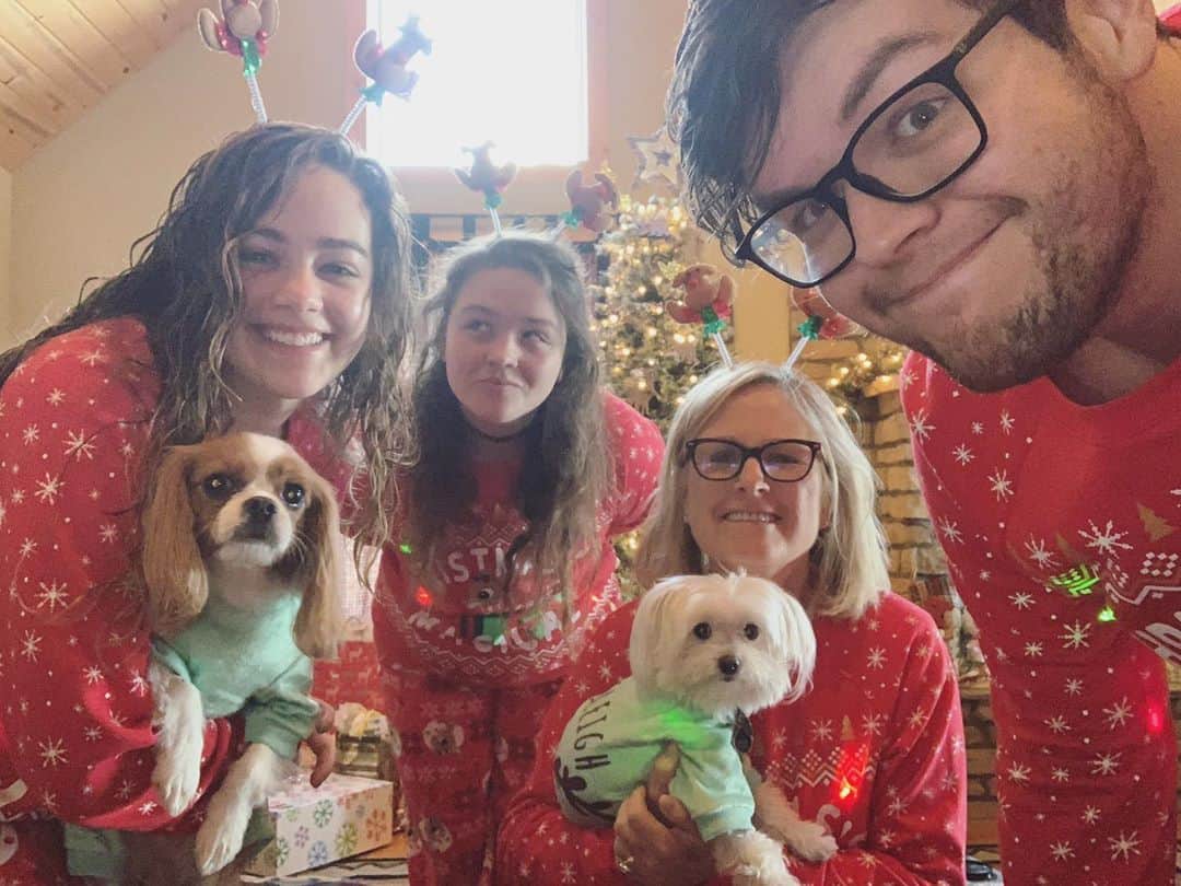 メアリー・モーサのインスタグラム：「✨ bringing this kind of matching-PJs-wearing, hot-cocoa-drinking, light-up-sweater-rocking, puppy-cuddling, family-cabin-hangs energy into this new decade 🤟🏻🐾🍫」