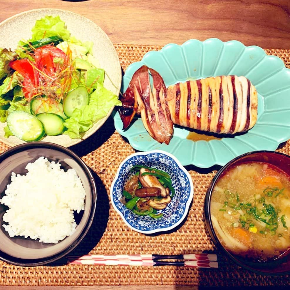 ダイエットコーチEICOのインスタグラム：「昨日のダイエット夕飯。 野菜ときのこ多め。 イカは高タンパク低カロリーでいいね。よく噛むからお腹いっぱいになりやすいし。屋台のイカ焼きの味イメージ。  #ダイエットメニュー #ダイエット料理 #ダイエット　#しっかり食べる　#ダイエットコーチ　#ダイエットコーチeico #ダイエットコーチeicoの我慢しないヤセ習慣200 #ダイエットコーチの食事 #eico #きのこ　#イカ焼き」