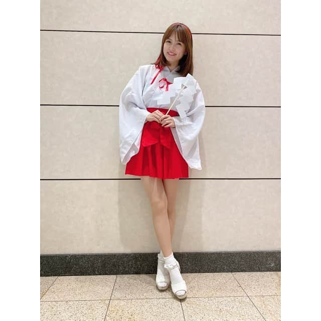 三島ゆかりさんのインスタグラム写真 - (三島ゆかりInstagram)「2020年1回目の来店イベントでした🍎🏠✨ お客様にあけましておめでとうございますと新年のご挨拶をさせて頂き、巫女さん姿で大当たりしますようにと、大ハマりしてる方には厄祓いを致しました😂⛩ 三島ゆかりならぬみこしまゆかりで大当たりを引けた方、快勝された方もいらっしゃるのではないでしょうか💖😆 今年もよろしくお願い申し上げます🙏 #スーパードーム #イメージガール #来店 #2020年 #新年のご挨拶 #あけましておめでとうございます #今年もよろしくお願いします #三島ゆかり #ゆかりんご #巫女 #コスプレ #衣装 #鏡餅 #子年 #津田めぐ #ご祈祷 #厄祓い #followｍe」1月6日 10時54分 - apple340