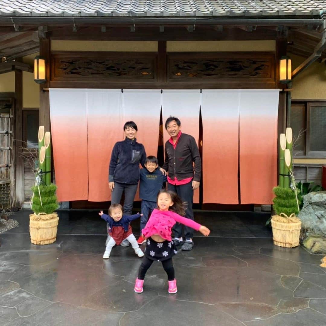 東尾理子さんのインスタグラム写真 - (東尾理子Instagram)「年始に家族で伊豆へ . おちあいろうに宿泊しました。日本建築にモダンさが調和した旅館で、スタッフの皆様のホスピタリティに触れ、癒された旅になりました😍 . #家族旅行 #伊豆 #おちあいろう #温泉 #旅館 #木造 #日本建築 #おもてなし #素晴らしかった #ありがとうございました #癒し #ホスピタリティ #年始 #三津シーパラダイス #イルカショー #子供達 #子供達とお出かけ #3人兄妹 #東尾理子」1月6日 10時54分 - rikohigashio