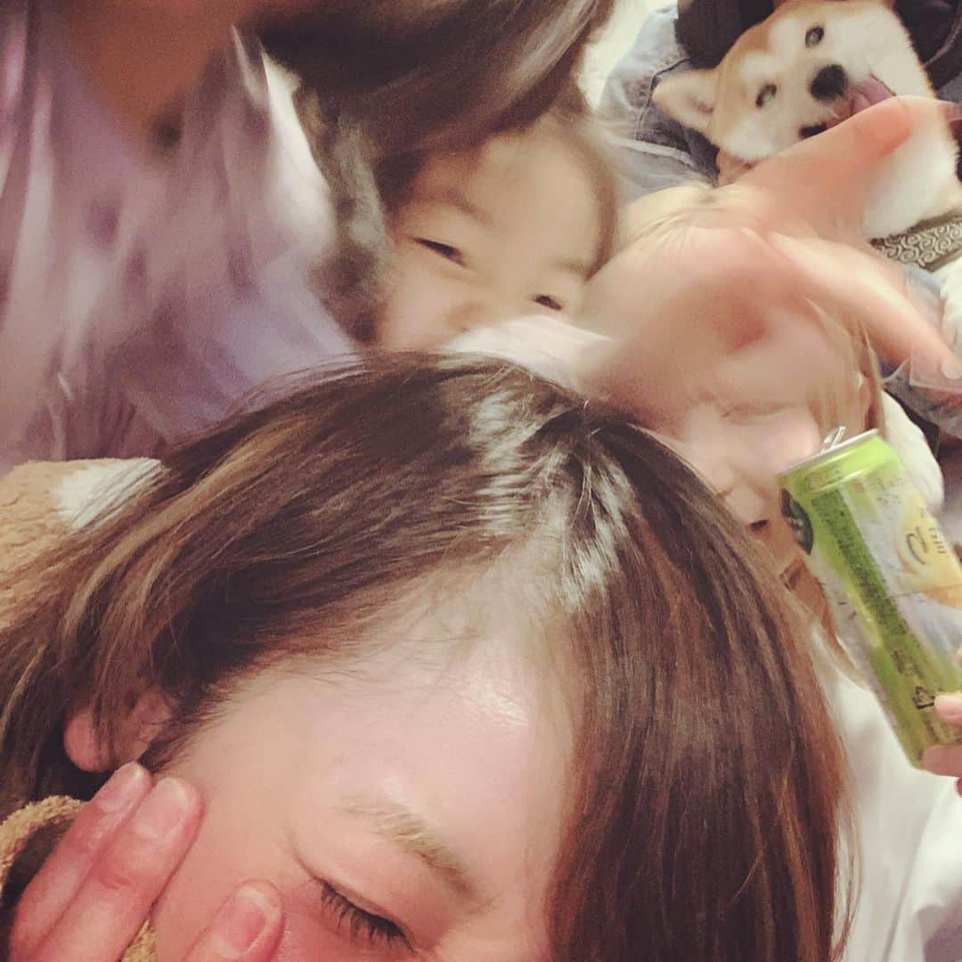 西山茉希さんのインスタグラム写真 - (西山茉希Instagram)「新しいお友達が来客しまして。 チビーズ大興奮祭。  #追いかけられたり #追いかけたり #結局南極 #相思相愛スタイル  食べたり 呑んだり。  語ったり 笑ったり。  柔軟したり 柔軟させたり。  #ゆるゆるな新年会  ソイくん、 チビーズと遊んでくれてありがとう。  ぐんもです。 m(__)m」1月6日 10時57分 - maki.nshiyama50