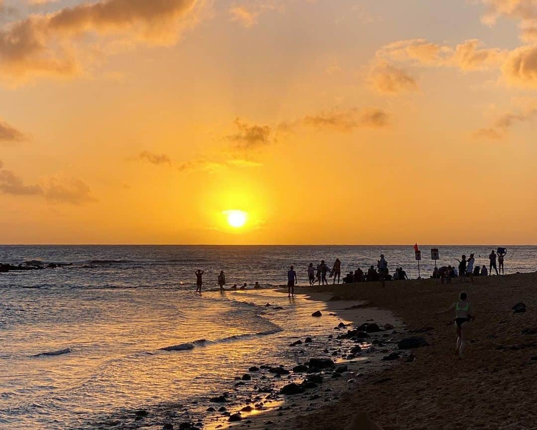 アンミカさんのインスタグラム写真 - (アンミカInstagram)「カウアイ島での最後の夕陽🌅をポイプビーチで眺めて、家族とのハワイ旅行は終了...😢 。 ここからは、私と旦那様はオアフに移動です✈️ 。 また来年も家族と過ごせますように🍀 。 #ここからは夫婦でプロアマ戦のゴルフに気持ちを切り替えます⛳️🏌️‍♀️🏌️‍♂️ #実は毎日少しづつ鍛えていました✊ #カウアイ島の神様と自然に感謝✨ #いつでもどこでもトランプをする家族♣︎♦️ #浜辺でのトランプも楽しかった🏖 @theodoremillertokyo @ahnrosa @ananlove7568」1月6日 11時18分 - ahnmikaofficial