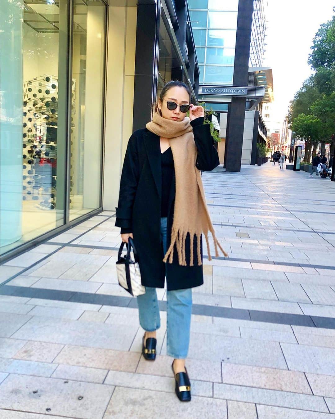 石田美奈子のインスタグラム：「𝕆𝕦𝕥𝕗𝕚𝕥. . 年末年始のお休みがあっという間に終わり😂 今日から#仕事始め の方が多いですよね☺︎ でも、なぜか今朝の電車はいつもより空いてたような…🤔✨ . 昨年末にパリのアウトレットで購入したMaxMaraのコートを着ました♫ 日本で買うよりもずっと安く買えて大満足♡ 日本のアウトレットと比べてもかなり安かった！♡ けど、安く買えたと言っても私にはとても高価なものなので、長く使えそうなベーシックな形と丈のものを選びました☺︎✨ . 昔は新しいお洋服をとにかくたくさん買っていましたが、ここ数年は上質なもの、本当に気に入ったもの、着回しのできるものを少しずつ買うようになってきています(⑅ˊᵕˋ⑅) 大人になったなぁ〜😊 . coat … #maxmara @maxmara knit … 韓国 denim … #agjeans @agjeans muffler … @admance_official bag … #balenciaga @balenciaga shoes … #sergiorossi @sergiorossi . 👗→ #minako_fashion . #fashion #outfit #ootd #大人コーデ #冬コーデ #165cm #パリ購入品」