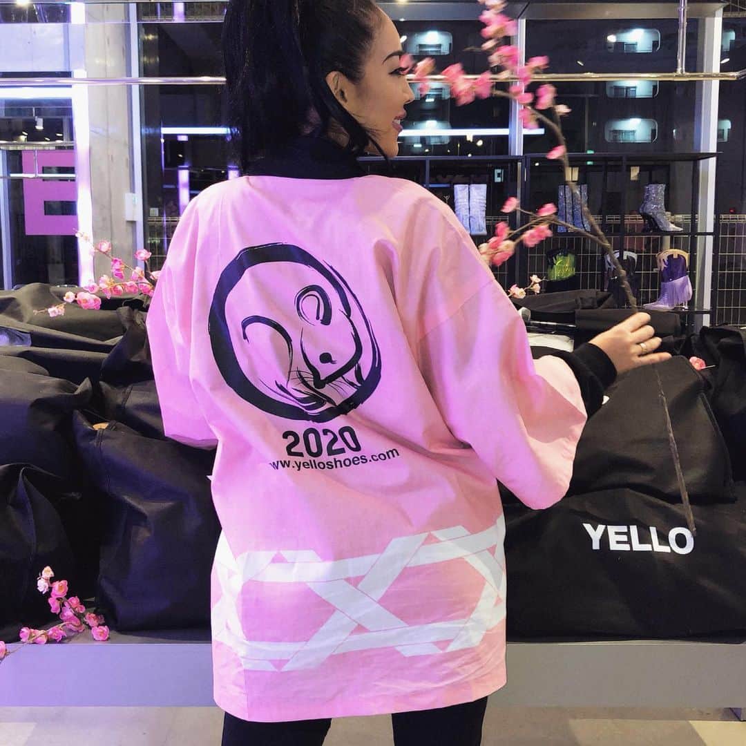 のインスタグラム：「表参道YELLO FITTING SALONでも 初売りセールが本日12:00より開始‼️ あと10分程でいよいよ開店争奪戦スタートでございます🔥 東京でも福袋S.M.L.XLまで全サイズ しっかり在庫ご用意させて頂きました🙌🏼 わくわくドキドキ年初めの運だめし といってもご存知の通り全ての福袋の中身は超贅沢豪華💓 25000円税込だなんて信じがたい内容となっています👏🏻🌸 サロン内にはセール商品から、最新の新作までございますので どうぞご年始のお買い物をお楽しみください🙇🏻‍♀️💗 普段はパリッと白シャツを着ているサロンのYELLO DOLLSも この期間中はねずみちゃんのピンクの法被で🌸🐭🌸 皆様のお越しをお待ちしております🙇🏻‍♀️🙇🏻‍♀️🙇🏻‍♀️ @yelloshoes_official #YELLO #yelloshoes ・ ※YELLO FITTING SALONノベルティーに関しまして 現在、YELLO FITTING SALONにてお配りさせていただいてますドラゴンスキンカードコインケースのノベルティーに関しまして、SALE対象外商品をご購入いただきました場合のみプレゼントさせていただいております。 予めご了承いただけます様お願い申し上げます。」