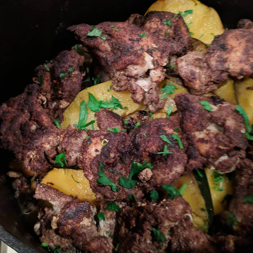 ウィル・ウィトンさんのインスタグラム写真 - (ウィル・ウィトンInstagram)「Moroccan chicken with acorn squash and pearled couscous. #dinnertime #dinner #castironcooking #influencer #notsponsored  Edit - here is the recipe I used: https://www.lecreuset.com/moroccan-chicken-with-acorn-squash-and-lemon-couscous」1月6日 11時51分 - itswilwheaton