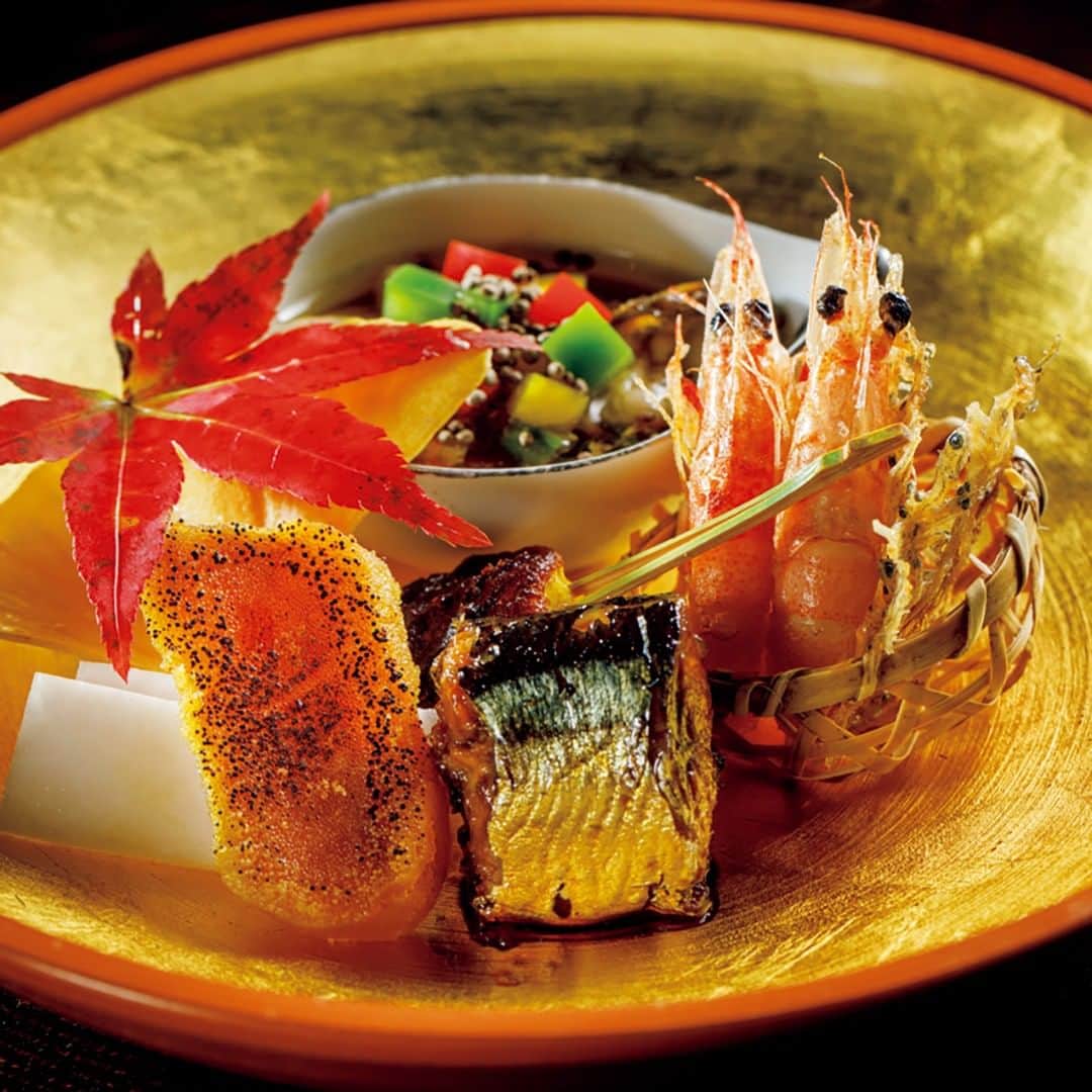 東京カレンダーさんのインスタグラム写真 - (東京カレンダーInstagram)「地方で名を馳せた星付き店が西麻布に進出。⠀⠀⠀⠀⠀⠀⠀⠀⠀ からすみ大根や小海老のから揚げにたたみ鰯、粟麩田楽など。⠀⠀⠀⠀⠀⠀⠀⠀⠀ 旬の食材を使い、季節の移ろいを感じさせるひと皿に演出する。⠀⠀⠀⠀⠀⠀⠀⠀⠀ （写真￥13,000のコースの一皿）⠀⠀⠀⠀⠀⠀⠀⠀⠀ ⠀⠀⠀⠀⠀⠀⠀⠀⠀ ⠀⠀⠀⠀⠀⠀⠀⠀⠀ 東カレ的艶やか度★★★☆☆⠀⠀⠀⠀⠀⠀⠀⠀⠀ ⠀⠀⠀⠀⠀⠀⠀⠀⠀ ★東カレ編集部推しポイントや、コースの詳細、店内の様子は⠀⠀⠀⠀⠀⠀⠀⠀⠀ 『月刊誌　東京カレンダー2020 2月号、納得感のある高級店』にて⠀⠀⠀⠀⠀⠀⠀⠀⠀ ⠀⠀⠀⠀⠀⠀⠀⠀⠀ ★この企画について⠀⠀⠀⠀⠀⠀⠀⠀⠀ 【#納得感のある高級店】⠀⠀⠀⠀⠀⠀⠀⠀⠀ 「ただ値が張るだけのレストランはもうたくさん！」⠀⠀⠀⠀⠀⠀⠀⠀⠀ 出した金額以上の満足感が得られるレストランは、かけがえのない思い出となる。⠀⠀⠀⠀⠀⠀⠀⠀⠀ ここでは付加価値があるからこそ納得できる、高級店のみをご紹介。⠀⠀⠀⠀⠀⠀⠀⠀⠀ ⠀⠀⠀⠀⠀⠀⠀⠀⠀ 【今回ご紹介したレストラン情報】⠀⠀⠀⠀⠀⠀⠀⠀⠀ 店名▷ #和敬⠀⠀⠀⠀⠀⠀⠀⠀⠀ エリア▷#西麻布　#六本木⠀⠀⠀⠀⠀⠀⠀⠀⠀ 電話▷03-3486-0149⠀⠀⠀⠀⠀⠀⠀⠀⠀ 住所▷港区西麻布2-7-9 1F ⠀⠀⠀⠀⠀⠀⠀⠀⠀ ⠀⠀⠀⠀⠀⠀⠀⠀⠀ ⠀⠀⠀⠀⠀⠀⠀⠀⠀ #東京カレンダー #Tokyocalendar #東カレ #2019年間違いなかった店　#東京グルメ #ミシュラン #有名店 #和食　#割烹 #愛媛ミシュラン⠀⠀⠀⠀⠀⠀⠀⠀⠀ #日本美食 #東京美食　#tokyofood #tokyoeats #japaneats⠀⠀⠀⠀⠀⠀⠀⠀⠀ #ベストレストラン #ベストグルメ#西麻布グルメ#六本木グルメ #六本木美食⠀⠀⠀⠀⠀⠀⠀⠀⠀ #話題の店 #映えスポット #デートプラン」1月6日 11時55分 - tokyocalendar