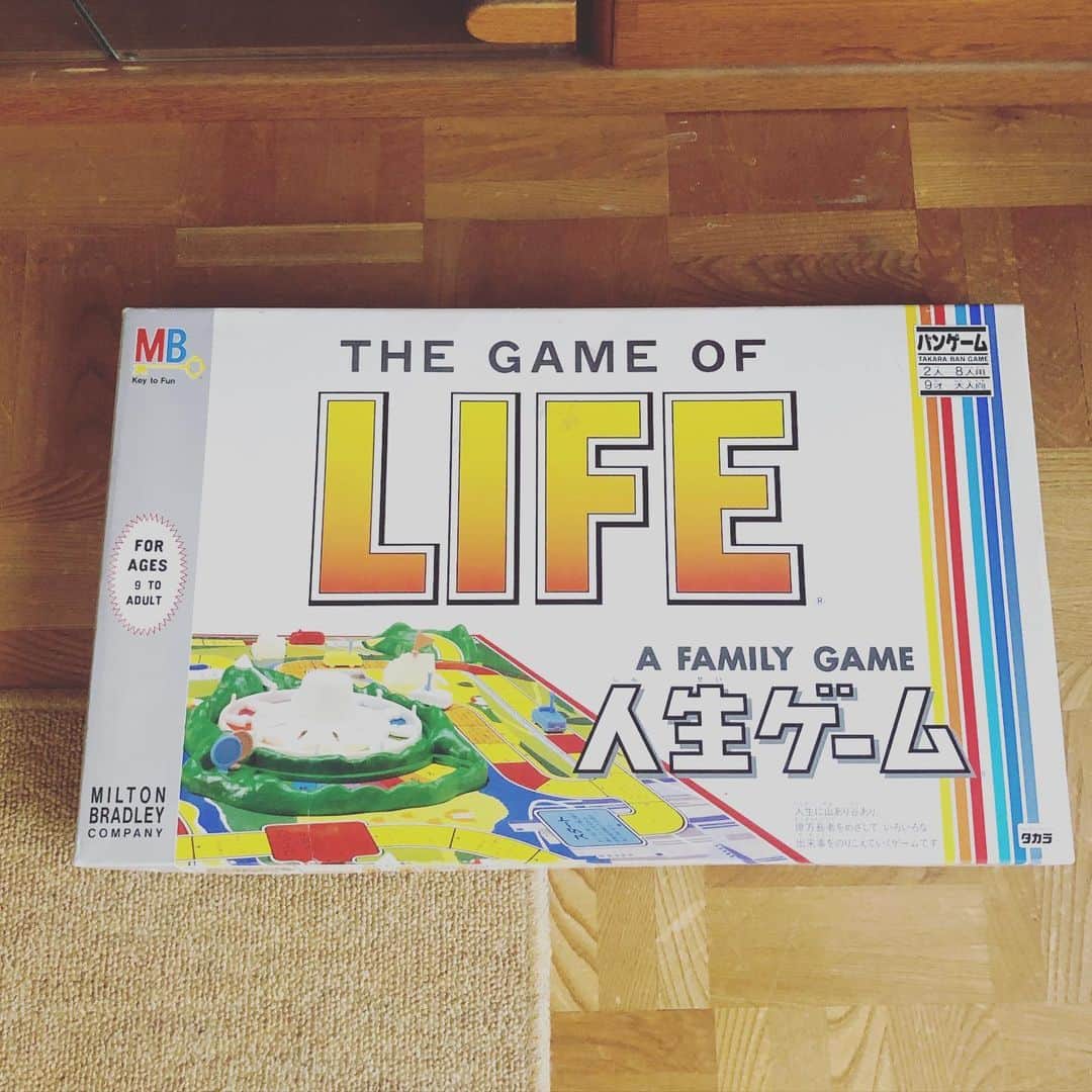 芦沢統人のインスタグラム：「久々にやった人生ゲーム。 職業はタレントになって、職業失って、転職したらまたタレントになって、借金抱えたかと思ったら、最後油田見つけた。  よく出来てている。」