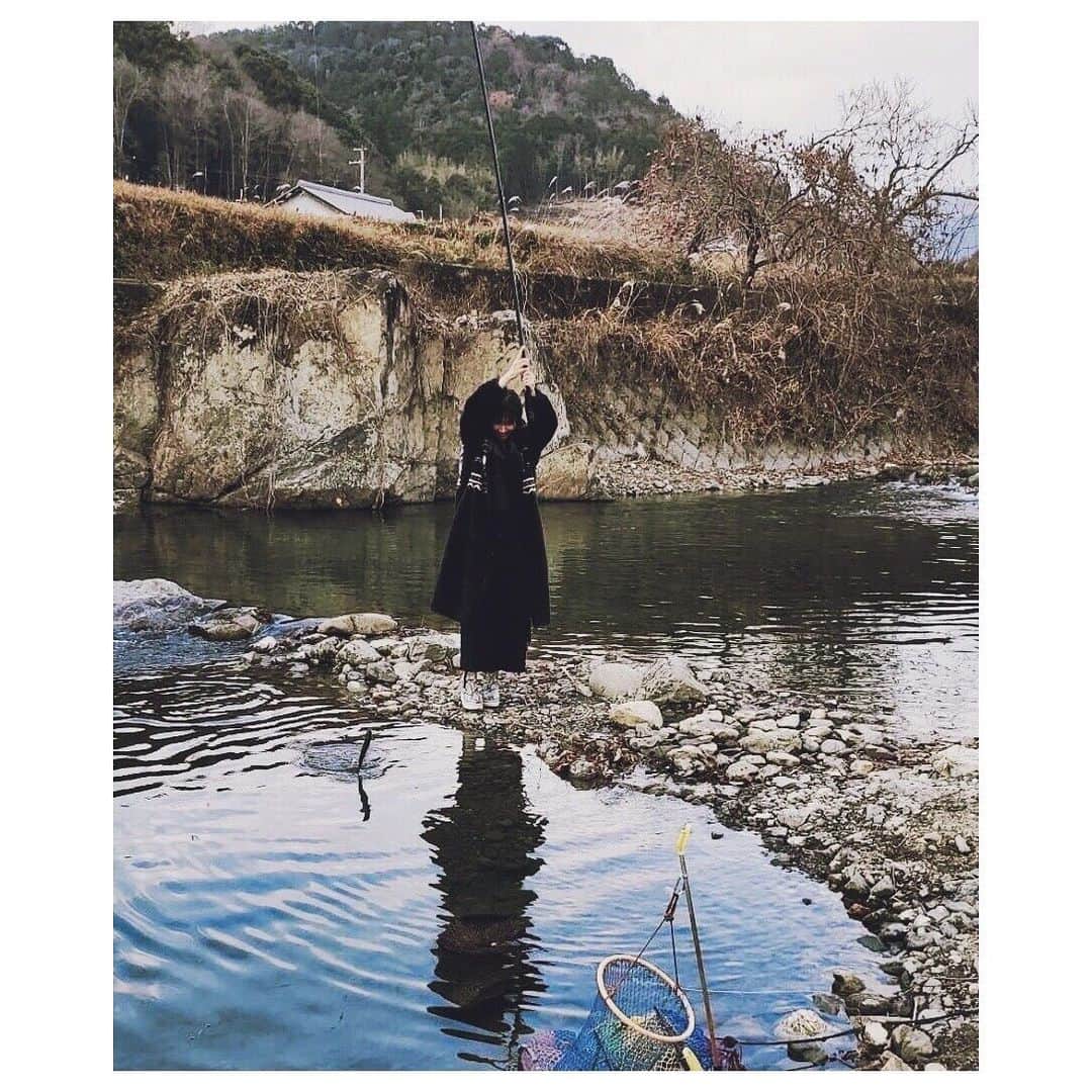 大塚愛さんのインスタグラム写真 - (大塚愛Instagram)「魚釣りを体験する。  その場にいた方々が 入れてくれたり（しかも9番に招かれた） 優しく教えてくれたり 助けてくれたり  なんとありがたい。  めちゃくちゃ楽しかったし、 盛り上がった。  AIO　#大阪 #高槻 #osaka #魚釣り #川釣り #ニジマス #ヤマメ #人情 #半端ない #ありがとう」1月6日 12時00分 - aiotsuka_official