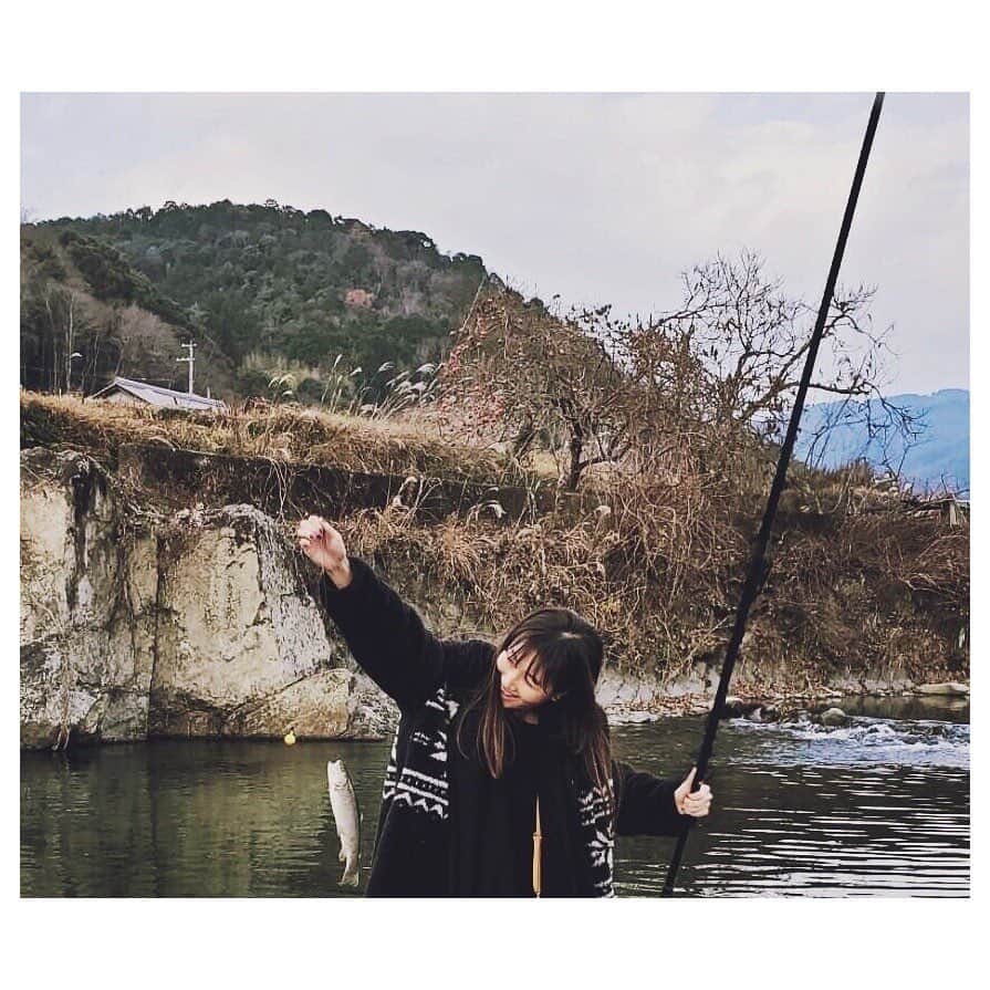 のインスタグラム：「魚釣りを体験する。  その場にいた方々が 入れてくれたり（しかも9番に招かれた） 優しく教えてくれたり 助けてくれたり  なんとありがたい。  めちゃくちゃ楽しかったし、 盛り上がった。  AIO　#大阪 #高槻 #osaka #魚釣り #川釣り #ニジマス #ヤマメ #人情 #半端ない #ありがとう」