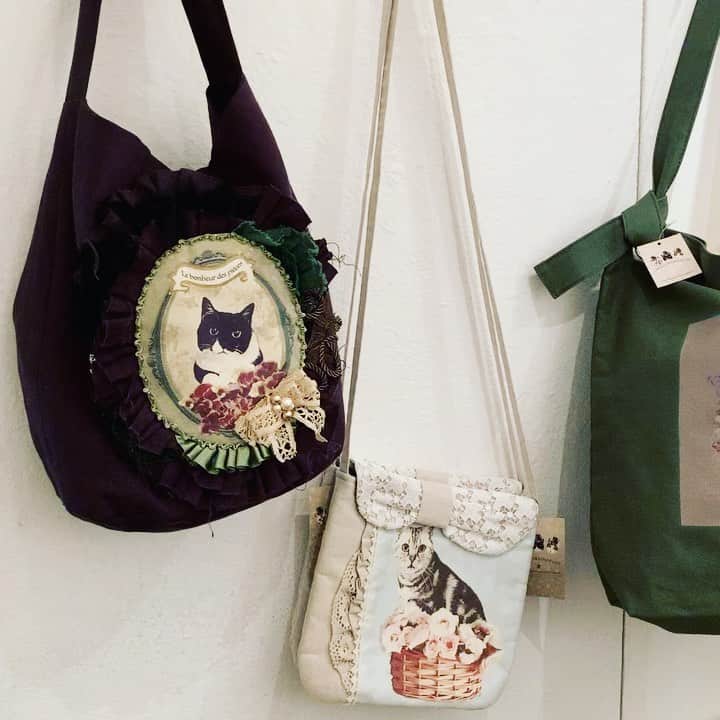 クマ・マロン・モモのインスタグラム：「『にゃんこ展』 初日の様子です😺  本日、14時頃から18時まで在廊します。 よろしくお願い致します✨  2020年1月5~11日 『にゃんこ展』 デザインフェスタギャラリー　WEST1-Ａ  #にゃんこ展 #DFGHarajuku #猫バッグ #猫雑貨 #猫 #cat #ねこ﻿ #catstagram #ilovecats ﻿ #にゃんだふるらいふ﻿ #うちの子オーダー」