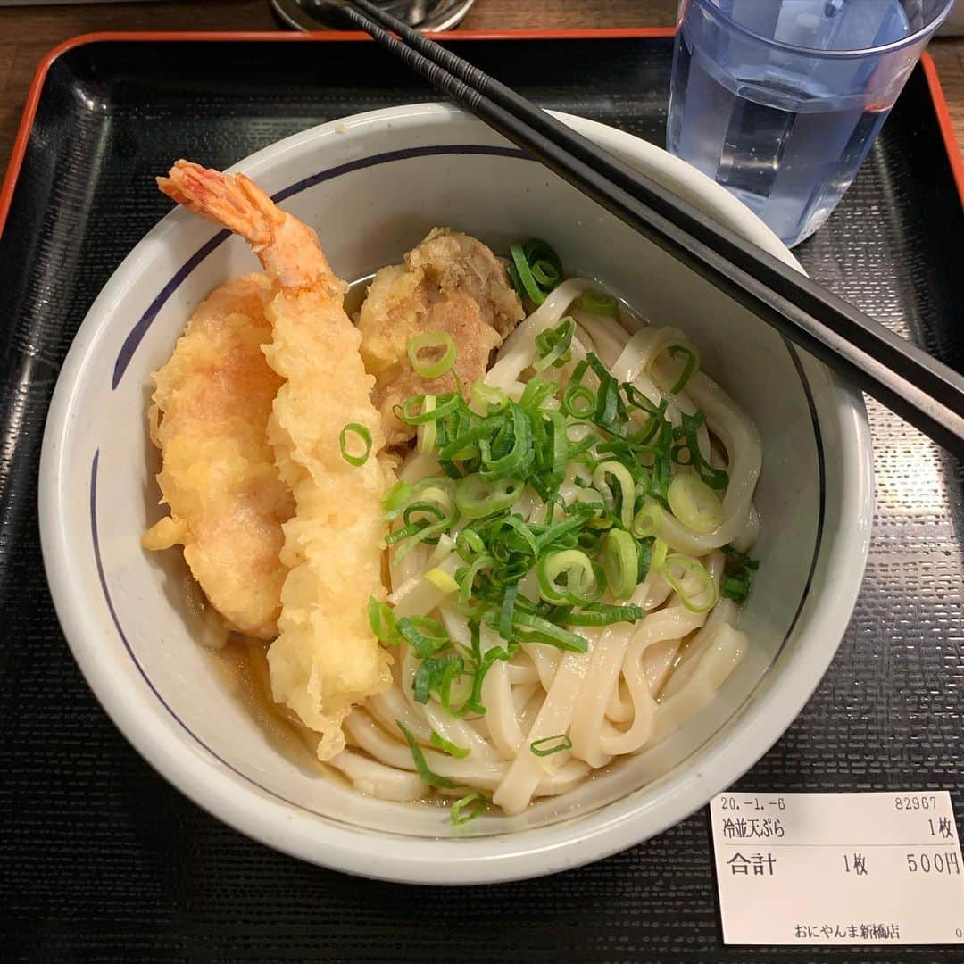 くろさんのインスタグラム写真 - (くろInstagram)「年明けうどん🎍冷並天ぷら🥢500円 #NoUdonNoLife #udon #年明けうどん #ランチはじめ #冷並天ぷら #天ぷらうどん #天ぷらぶっかけ #海老天 #とり天 #人参天 #おにやんま #おにやんま新橋店 #うどんランチ #麺スタグラム #ワンコインランチ #新橋ランチ」1月6日 12時06分 - m6bmw