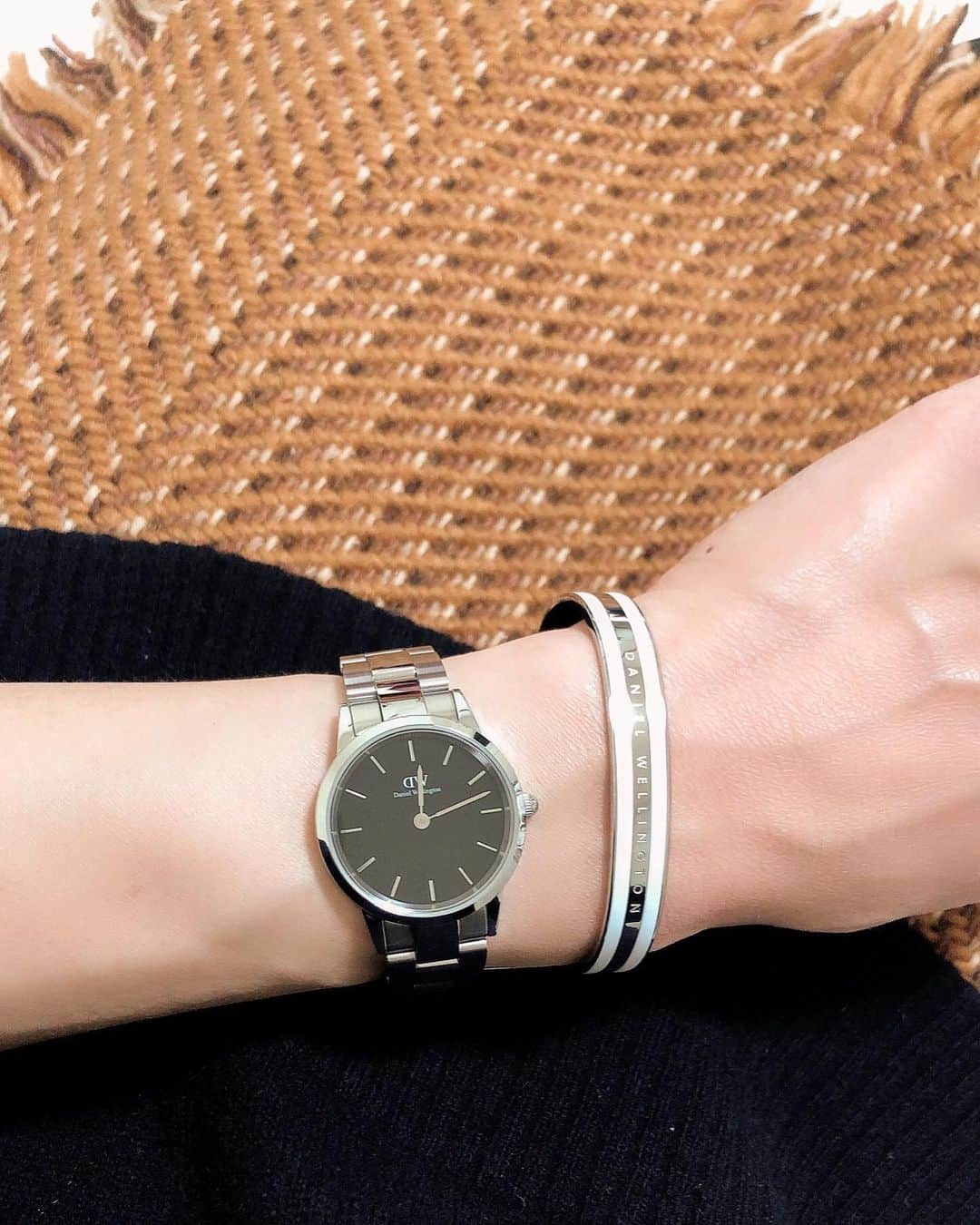土屋香織さんのインスタグラム写真 - (土屋香織Instagram)「❁. 手持ちの腕時計の中で ステンレスの時計が1番出番が多いです。 @danielwellington の新作の ブラックフェイスのステンレスの時計。 ブレスレットもあわせてお気に入り♡ . ホリデーキャンペーン開催中の ダニエルウェリントンでは 2020/1/13までに 2点以上の購入で20%OFF（全商品が対象！） さらに15％OFFクーポンコードも一緒に使えます。 15％OFFクーポンコード：kaorin2020 （2020/01/31まで有効、DW公式直営店舗とWEBショップにて使用可能） . . . https://www.danielwellington.com/jp . #ダニエルウェリントン #DWホリデーギフト #danielwellington  #danielwellingtonwatch #おそろい #おそろいコーデ #fashiongram #fashionblog #fashionista #時計好きな人と繋がりたい #手元倶楽部 #腕時計 #kaumo_fashion #ponte_fashion #大人コーデ #mineby3mootd #r_fashion #kurashiru #locari #mery #4meee #4yuuu #ママリ #ママリファッション #mamagirl #オトナミューズ #おしゃれさんと繋がりたい #シンプルコーデ #lialapg #ropemademoiselle」1月6日 12時07分 - kaorintsuchiya