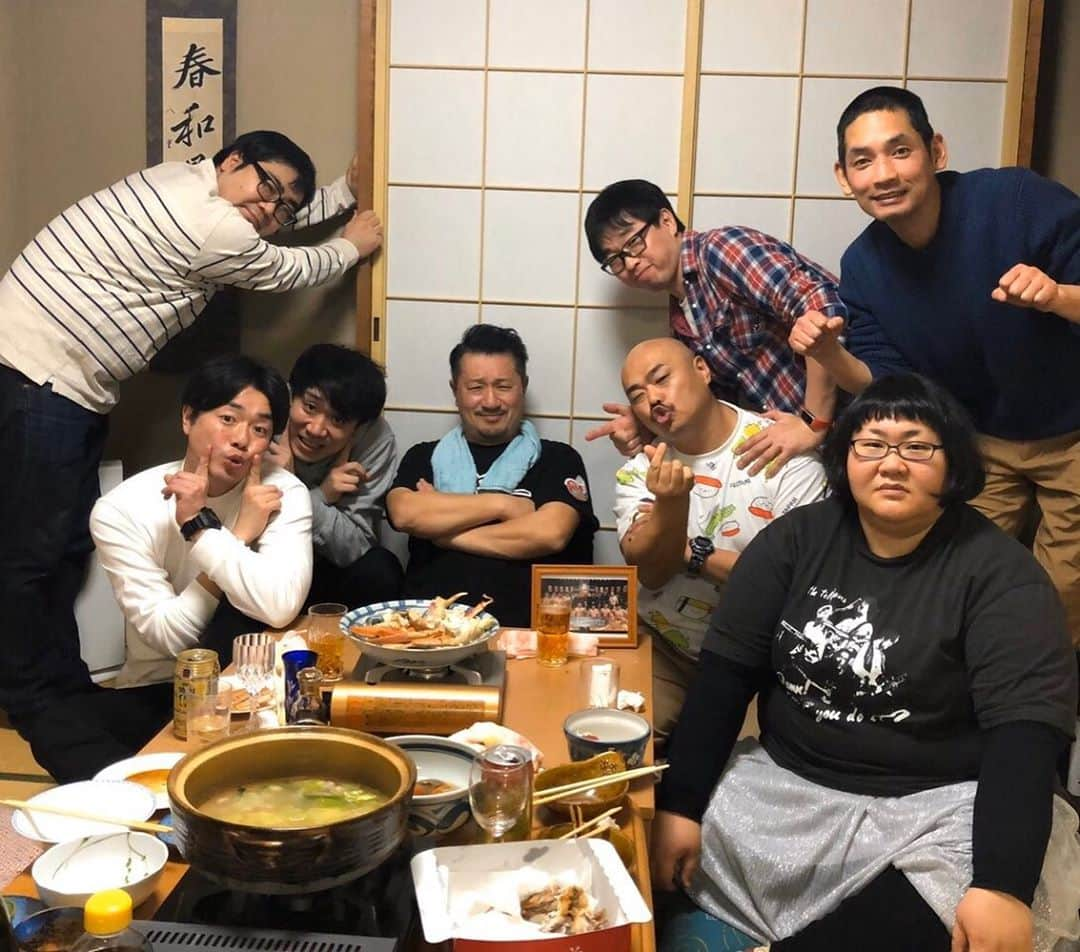 しゅうぺいさんのインスタグラム写真 - (しゅうぺいInstagram)「先日マネージャーさんとサンミュージックの先輩後輩とクロちゃんと新年会したしん‼️ お料理美味しかったしん✨ 楽しかったしん😊 マネージャーさんと先輩から お年玉貰ったしん👏 嬉しいんだしん😆 ありがとうだしん☀️ クロちゃんだけお年玉くれなかったしん‼️ でもクロちゃん面白かったしん🎉 でもお年玉くれなかったしん‼️笑  クロちゃんとおくんなましーーーーん‼️笑  #新年会 #テル さん #エルシャラカーニ しろうさん #クロちゃん #メイプル超合金 なつさん #地球人ズ 高桑 #マネージャー さん #ぺこぱ #シュウペイ #サンミュージック #おくんなましー #シュウペイポーズ」1月6日 12時09分 - pekopa.shupei