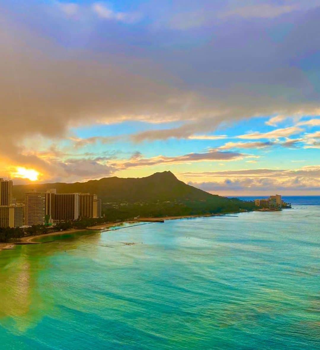 大寺かおりさんのインスタグラム写真 - (大寺かおりInstagram)「ハワイから帰国しました🇯🇵🏝 . 朝日を見て1日の始まりを感じて 夕日を見て1日の終わりを感じる。 . 普段なかなかできない 非日常のゆったりとした過ごし方。 . エメラルドグリーンの海と いろんな表情を見せてくれるハワイの空に たくさん癒されてきました🏝🌅🌈☺️ . あたたかくて景色良くて 完全に浮かれてルンルンになってしまいました😂 . 帰国してまた日常に戻りますが 仕事も楽しみです😊 . 好きな仕事をできていることに 改めて感謝。 人と人との繋がり、ご縁を大切に、 一言ひと言の言葉のチカラを大切に、 全てのお仕事に全力で取り組んでいきます。 . パワーチャージしてきた分 しっかり頑張ります😊✨ . #hawaii #hawaiitrip #waikiki #waikikibeach #beach #sky #sunrise #sunset #rainbow #diamondhead #mtfuji #photo #royalhawaiian #ハワイ #ワイキキ #リフレッシュ #ダイヤモンドへッド #朝日 #夕焼け #空 #富士山 #空からとてもキレイに見えました #やっぱり富士山が好き #🇯🇵」1月6日 12時18分 - kaori_ootera