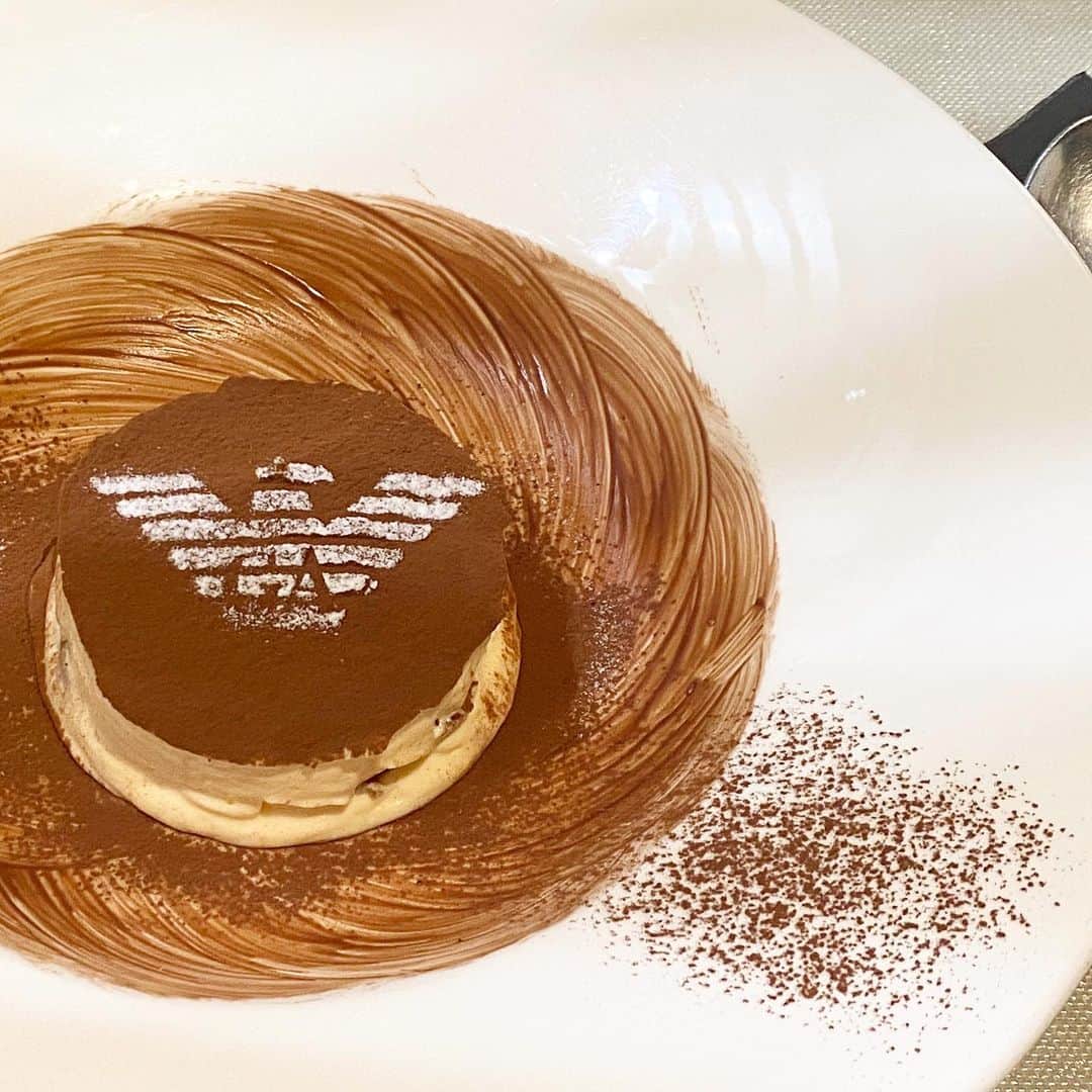 ベリッシモ・フランチェスコさんのインスタグラム写真 - (ベリッシモ・フランチェスコInstagram)「Wow! Absolutely number one Tiramisù in Tokyo at Emporio Armani Caffè Aoyama!!! 😋🍰やっぱりアルマーニのティラミスを食べなきゃ！激ウマ😘 Anche oggi il Tiramisù da Armani... più lo mando giù e più...🤣 #ベリッシモ #chef #armani #armanicaffe #giorgioarmani #tvchef #cheftv #celebritychef #vitamondana #luxury #luxurylifestyle #tiramisu #ティラミス #cake #gourmet #ケーキ #イタリア #イタリア料理 #イタリアン #italian #italianfood #italianstyle #selomagnitevieneermissile #afrodisiaco #アルマーニ #表参道 #青山 #riccanza」1月6日 12時23分 - bellissimoyoshi