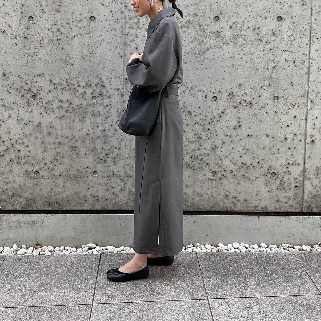 isutaさんのインスタグラム写真 - (isutaInstagram)「「ふーふーの服って知ってる？　布をたっぷり使った抜群のシルエットの洋服を扱ってるブランドで、本当に素敵なんだって」﻿ ﻿ ﻿ 「foufou（ふーふー）」は、健康的な消費のために、をブランドコンセプトとして掲げる、2016年にハンドメイドで @foufou_ha_fukuyasan さんが始めたファッションブランド。﻿ ﻿ ﻿ いろんなトレンドやたくさんの服が発売される中で、着ていて心地良く感じられる、自分にぴったり合う服はどれくらいあるのでしょうか…﻿ ﻿ ﻿ foufouはラインナップされているアイテム数こそ少ないですが、そのひとつひとつが誰かにとっての“特別”になりうる可能性を秘めているんです。﻿ ﻿ ﻿ オンライン限定の販売ですが、日本各地で試着会が開催されているのでぜひ一度足を運んでみては？﻿ ﻿ ﻿ 試着会は、foufouのLINE公式アカウントでお知らせがあるのでそちらをフォローしてくださいね♡﻿ ﻿ ﻿ photo by﻿ @a___ya.o0﻿ @___ruii﻿ @a___ya.o0﻿ @___klono﻿ @___klono﻿ ﻿ ﻿ #isuta #イスタ #isuta_fashion﻿ #foufou #ふーふー #フーフー﻿ #健康的な消費のために #着画くらぶ﻿ #お洒落さんと繋がりたい #foufouhafukuyasan﻿ #ギュンかわ #ぎゅんかわ #トレンチコート﻿ #フランソワ #プリーツスカート #白ワンピ﻿ #スラックス #白ワンピース」1月6日 12時28分 - isuta_jp