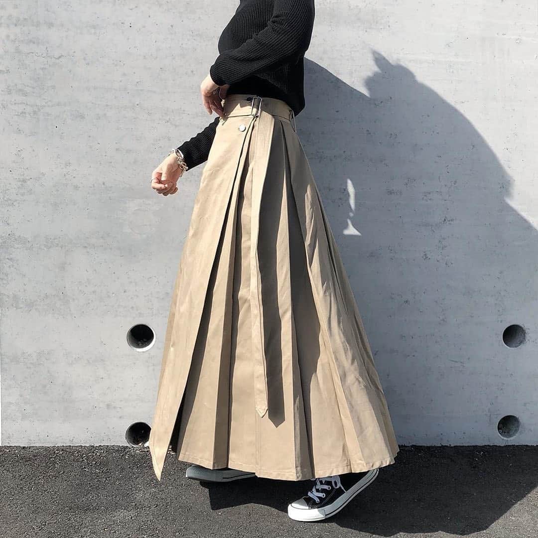 isutaさんのインスタグラム写真 - (isutaInstagram)「「ふーふーの服って知ってる？　布をたっぷり使った抜群のシルエットの洋服を扱ってるブランドで、本当に素敵なんだって」﻿ ﻿ ﻿ 「foufou（ふーふー）」は、健康的な消費のために、をブランドコンセプトとして掲げる、2016年にハンドメイドで @foufou_ha_fukuyasan さんが始めたファッションブランド。﻿ ﻿ ﻿ いろんなトレンドやたくさんの服が発売される中で、着ていて心地良く感じられる、自分にぴったり合う服はどれくらいあるのでしょうか…﻿ ﻿ ﻿ foufouはラインナップされているアイテム数こそ少ないですが、そのひとつひとつが誰かにとっての“特別”になりうる可能性を秘めているんです。﻿ ﻿ ﻿ オンライン限定の販売ですが、日本各地で試着会が開催されているのでぜひ一度足を運んでみては？﻿ ﻿ ﻿ 試着会は、foufouのLINE公式アカウントでお知らせがあるのでそちらをフォローしてくださいね♡﻿ ﻿ ﻿ photo by﻿ @a___ya.o0﻿ @___ruii﻿ @a___ya.o0﻿ @___klono﻿ @___klono﻿ ﻿ ﻿ #isuta #イスタ #isuta_fashion﻿ #foufou #ふーふー #フーフー﻿ #健康的な消費のために #着画くらぶ﻿ #お洒落さんと繋がりたい #foufouhafukuyasan﻿ #ギュンかわ #ぎゅんかわ #トレンチコート﻿ #フランソワ #プリーツスカート #白ワンピ﻿ #スラックス #白ワンピース」1月6日 12時28分 - isuta_jp