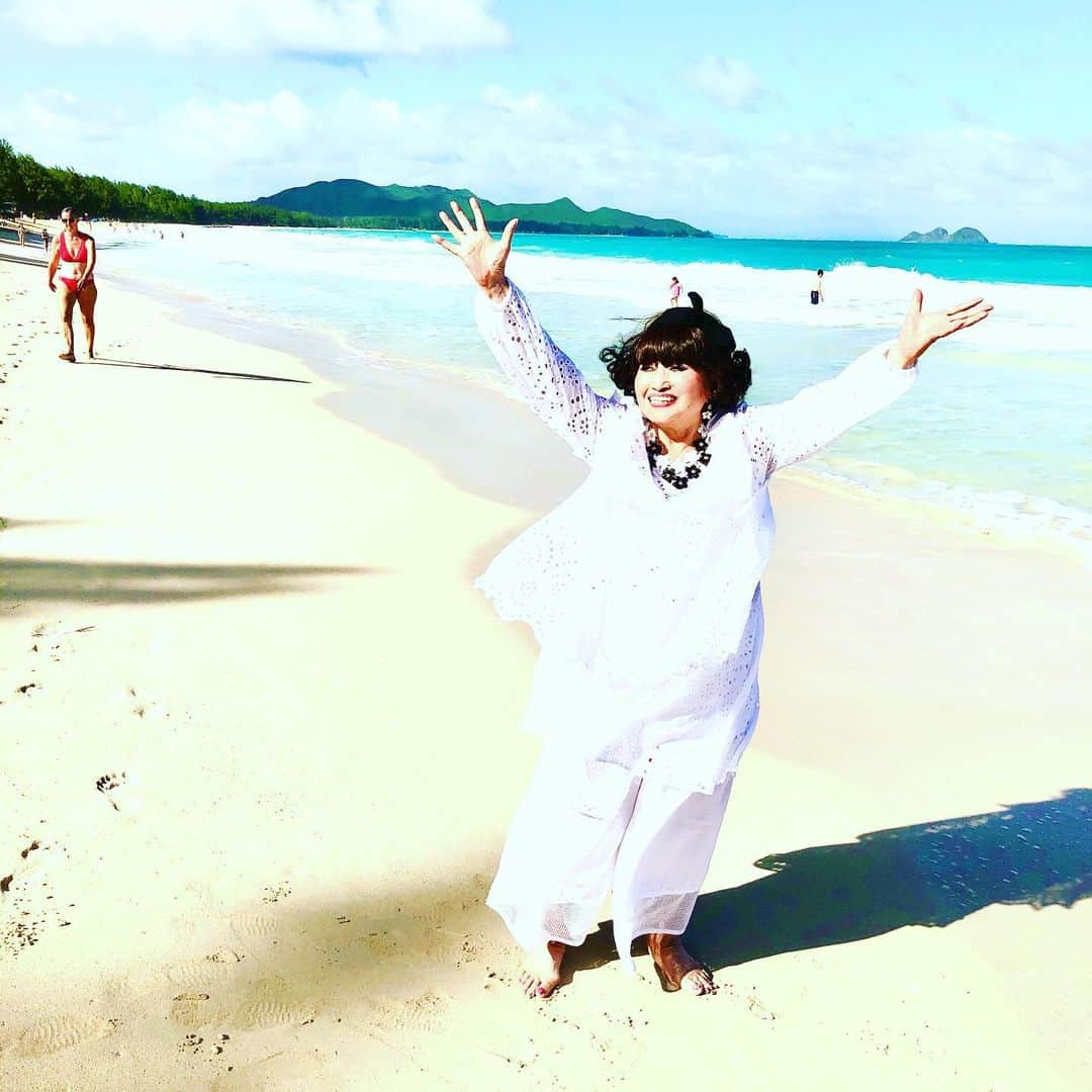 黒柳徹子さんのインスタグラム写真 - (黒柳徹子Instagram)「久しぶりに、砂浜を裸足で歩いた！ 気持ちが良い💕 私は、波が来るか来ないかギリギリのスリルを楽しみながら、濡れた砂浜を歩くのが好き！ 風が心地良い💕」1月6日 12時24分 - tetsukokuroyanagi