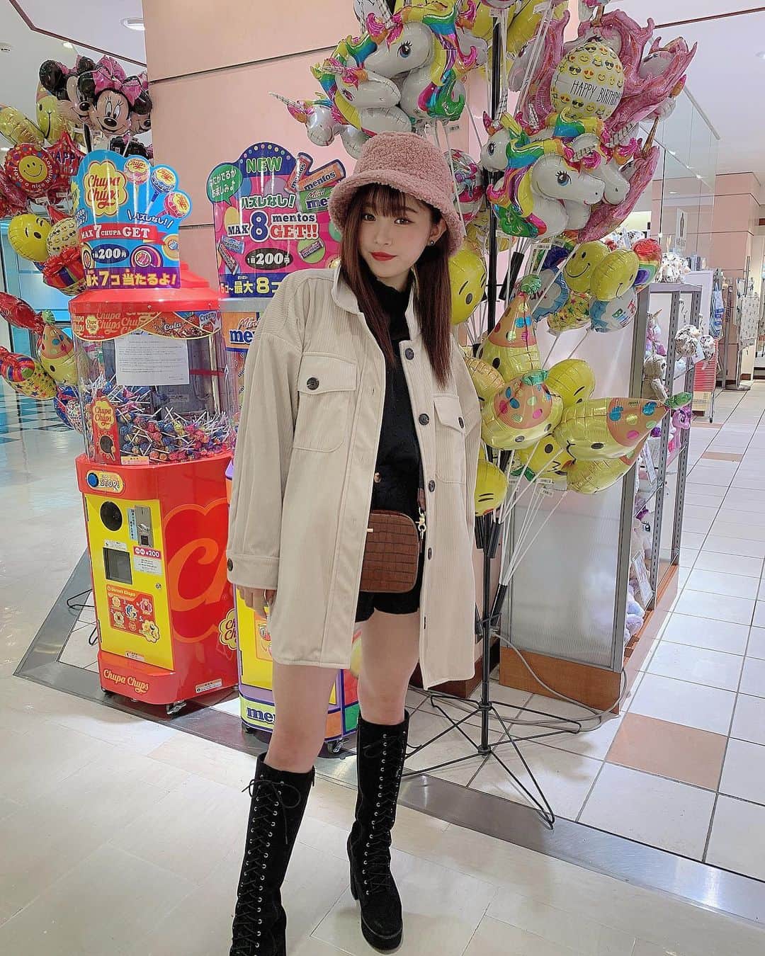 平野夢来（ゆぴぴ）のインスタグラム：「・  #ゆぴぴこーで 今日はピンクの帽子で~❤ 結構プチプラだからすぐ真似できる!! だから真似してみてねん❤ インナーとパンツを黒にしけどアウターで白採り入れたら結構甘くなる🤩」