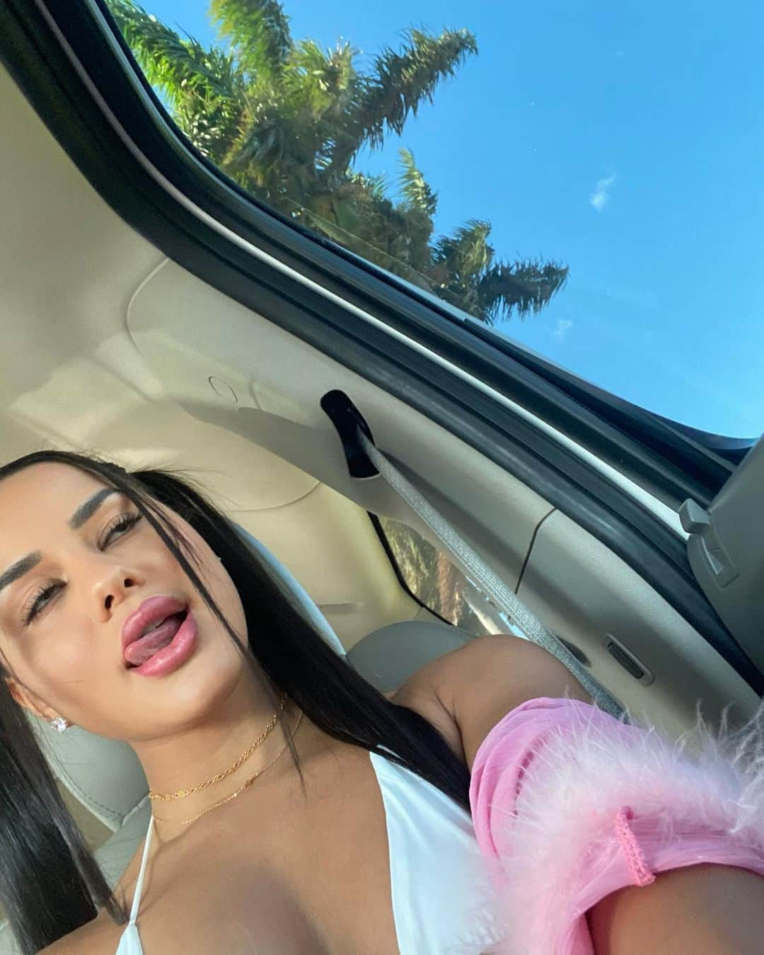 Katya Elise Henryさんのインスタグラム写真 - (Katya Elise HenryInstagram)「miami mami 🌴👽💅🏽」1月6日 12時30分 - katyaelisehenry