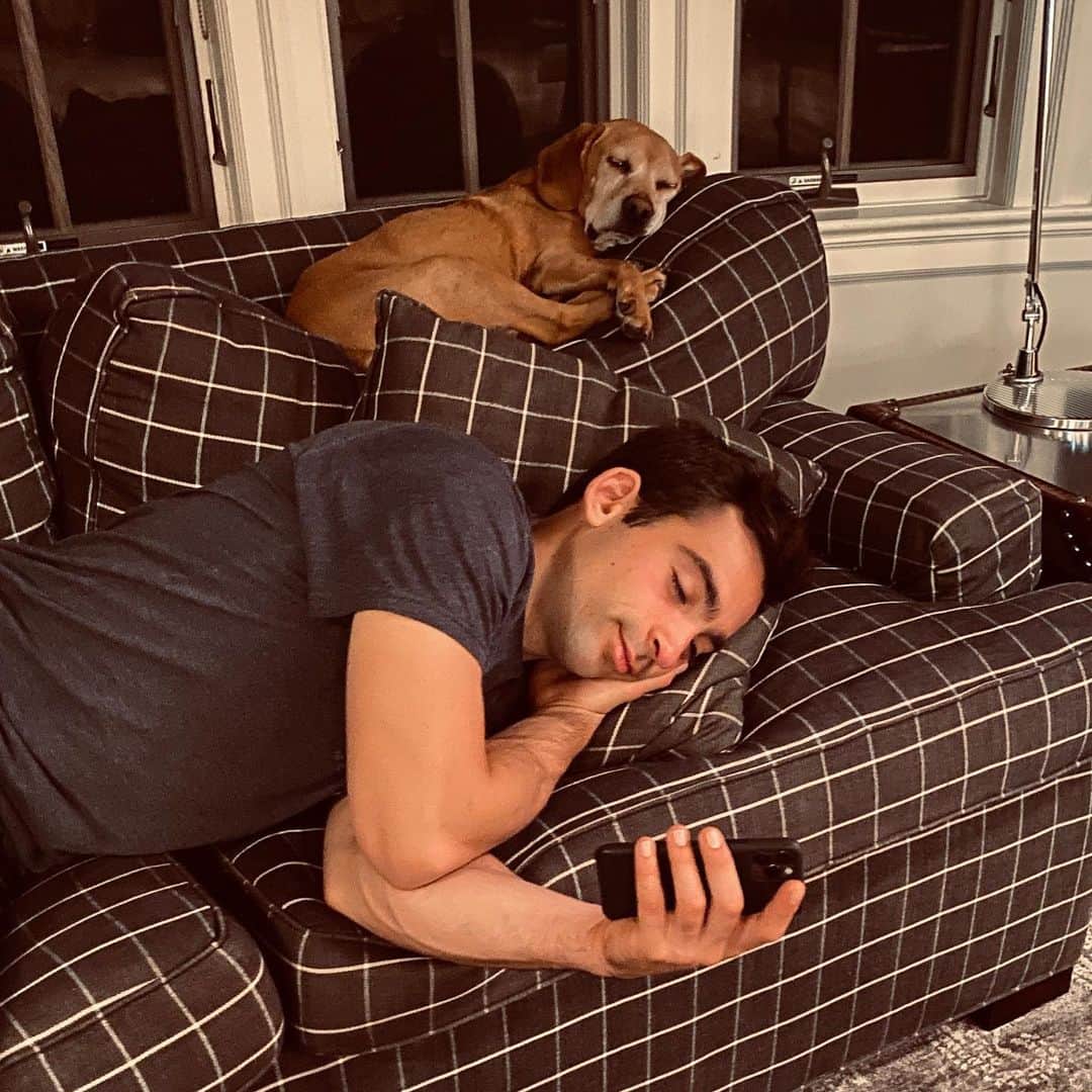 ボビー・ブラウンのインスタグラム：「My two of four babies. #biggie #bigbaby #duke」