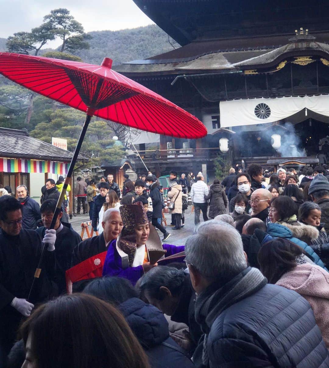 小林尊のインスタグラム：「twice a day, a monk will pass throw to bless your head at the temple that was built 1400 years ago with Japan’s oldest Buddha statue. Every morning 365 days🙏  Finding Nirvana  宗派がわかれる前から存在する仏教OGな場所  一日も休まず、 365日、日の出に法要 ファインディング・ニルヴァーナ🙏」