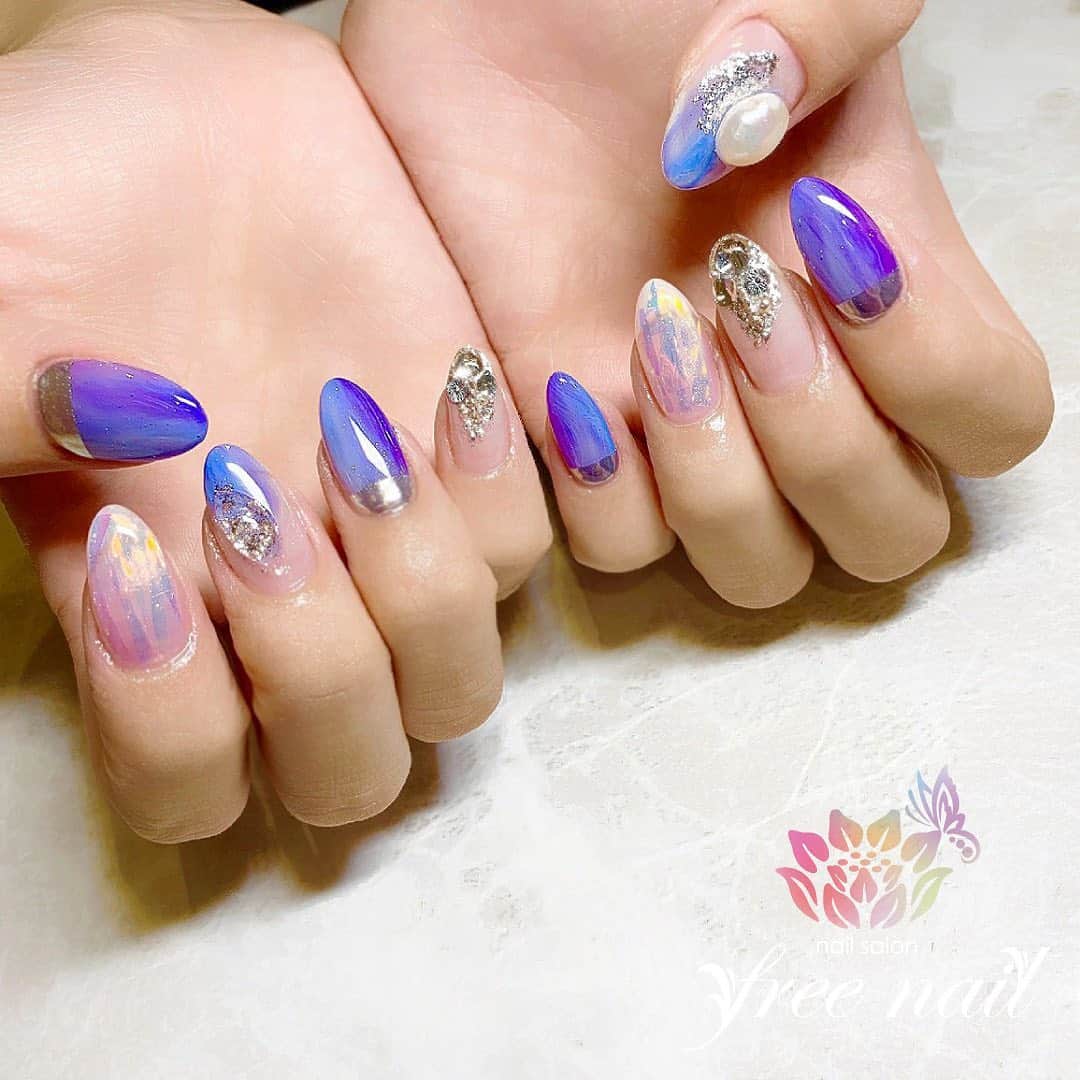 free nail フリーネイルのインスタグラム：「. お客様ネイル💅🏻⛄️ . オーロラネイル❄️ . 冬色ファンタジー⛄️💗 . スワイプして動画も見てね⇨☝︎🎬✨ . ご来店ありがとうございました🙇🏻‍♀️🙇🏻‍♀️🙇🏻‍♀️💗 . #ネイルアート #ジェルネイル #ネイルサロン #大阪ネイルサロン #ネイルデザイン #ネイルチェンジ #ニュアンスネイル #オーロラネイル #ミラーネイル #クリアネイル #ブルーネイル #デザインネイル #トレンドネイル #シンプルネイル #大人ネイル #おしゃれネイル #モテネイル #冬ネイル #winternails #nailsart #nailsdid #美甲 #日式美甲 #日式美甲胶 #日本美甲师 #日本美甲老师 #美甲上课 #日本胶 #フリーネイル #freenail」