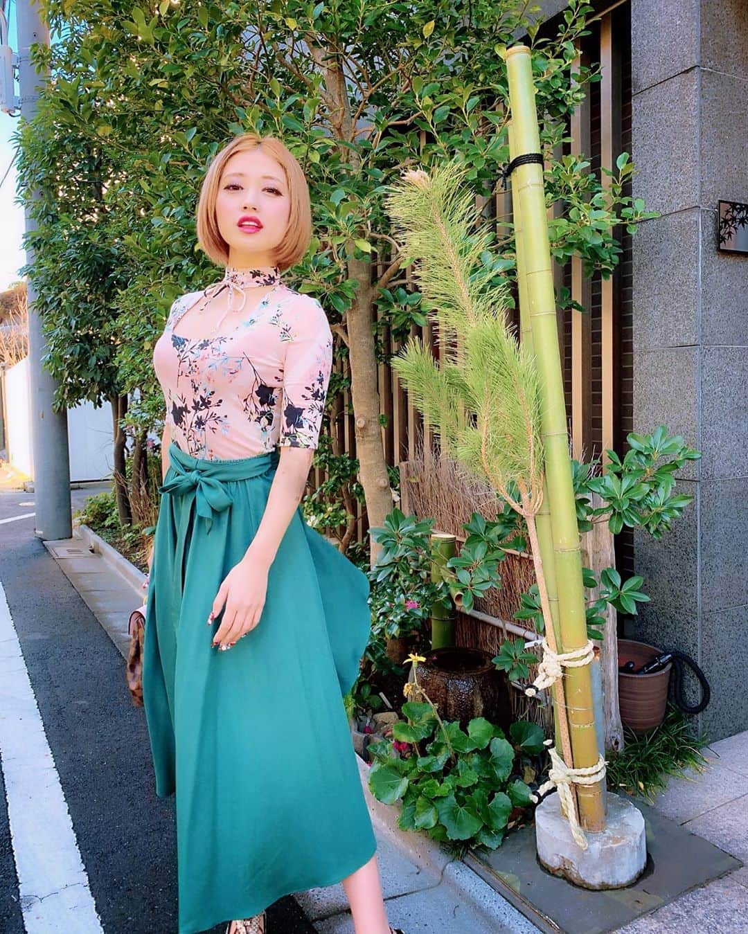 のインスタグラム：「. 昨日はお稽古初め(^^) お弟子さんにも会えて楽しい初日でした🥰💋💖💖 . #稽古　#日本舞踊　#日本舞踊家　#ロングスカート #ムチムチ #ボブ　#ショートヘア #ショートボブ #金髪ボブ　#金髪　#bob #shorthair #shortbob #blond #dancer #お正月　#tokyogirl #japanese」