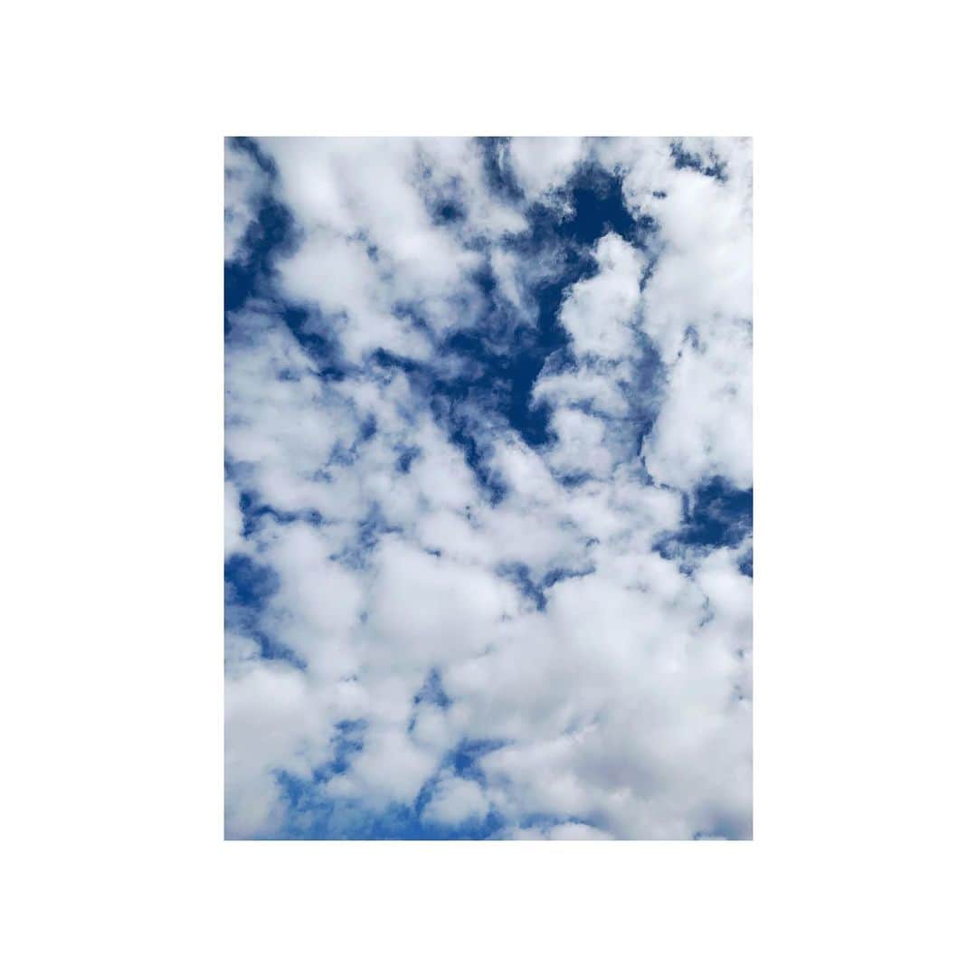 石田佳蓮のインスタグラム：「2020☁️✨ 初ヨガしたときの空🧘‍♀️ #2020 #ヨガ #空の下」