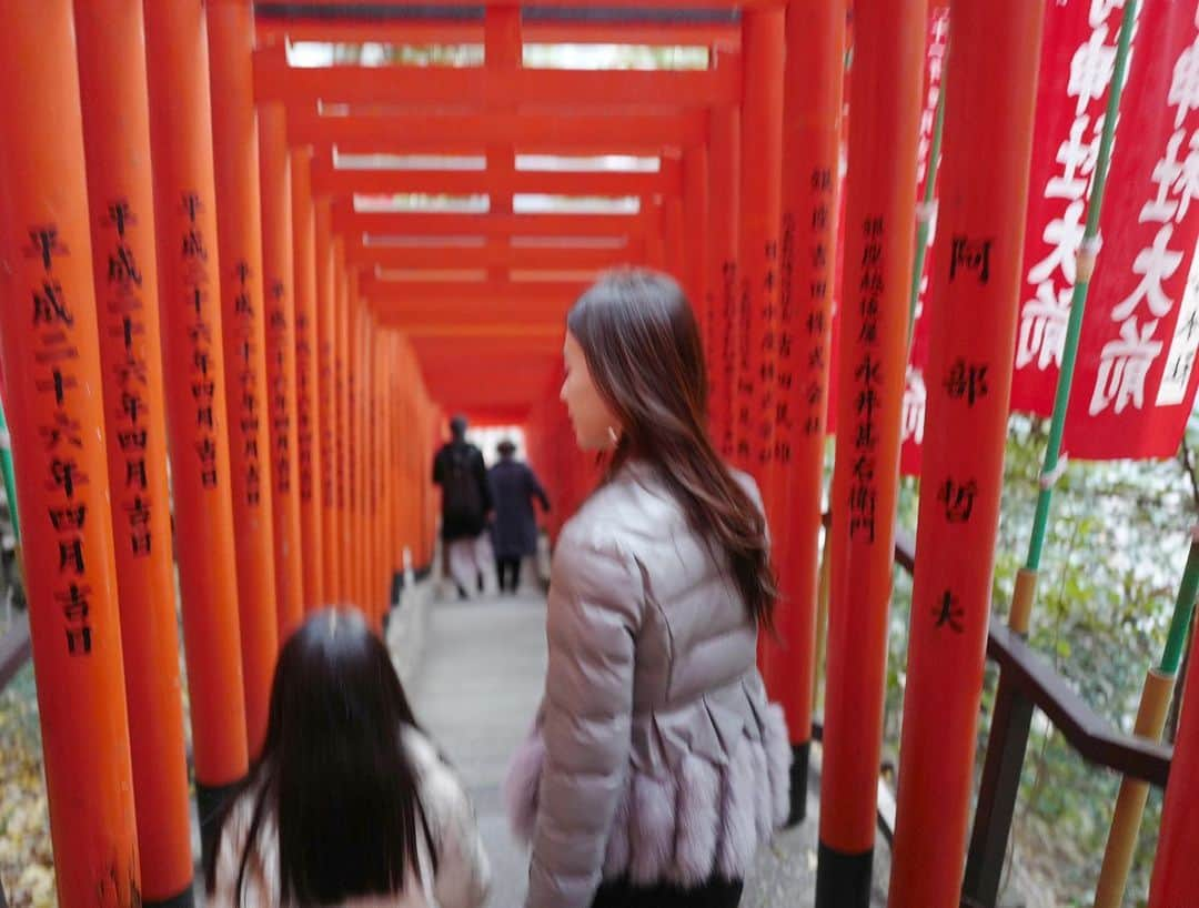 丸山悠美さんのインスタグラム写真 - (丸山悠美Instagram)「日枝神社の山王鳥居の西側にある稲荷参道 何基もの朱塗りの鳥居が続いて美しかった✨﻿ ﻿ 社殿には、狛犬ではなく「猿」がいる日枝神社。﻿ 猿は元々神様と人間のあいだをとりもつ存在だそう。﻿ オスざるは商売繁盛や社運隆昌﻿ メスざるは子宝や安産、縁結び﻿ のご利益があるとのことで﻿ 娘となでなでして来ました💕﻿ ﻿ ﻿ #東京 #赤坂 #日枝神社 #山王日枝神社 #初詣 #神社 #お正月 #tokyo #子連れ #ママ #親子 #千本鳥居 #カジュアル #fashion #coordinate #今日のコーデ #コーディネート  #ママコーデ #photo_jpn #pt_life #japan_of_insta  #ig_phos #outfit #leica」1月6日 13時05分 - maruyumi