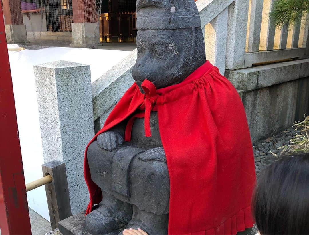 丸山悠美さんのインスタグラム写真 - (丸山悠美Instagram)「日枝神社の山王鳥居の西側にある稲荷参道 何基もの朱塗りの鳥居が続いて美しかった✨﻿ ﻿ 社殿には、狛犬ではなく「猿」がいる日枝神社。﻿ 猿は元々神様と人間のあいだをとりもつ存在だそう。﻿ オスざるは商売繁盛や社運隆昌﻿ メスざるは子宝や安産、縁結び﻿ のご利益があるとのことで﻿ 娘となでなでして来ました💕﻿ ﻿ ﻿ #東京 #赤坂 #日枝神社 #山王日枝神社 #初詣 #神社 #お正月 #tokyo #子連れ #ママ #親子 #千本鳥居 #カジュアル #fashion #coordinate #今日のコーデ #コーディネート  #ママコーデ #photo_jpn #pt_life #japan_of_insta  #ig_phos #outfit #leica」1月6日 13時05分 - maruyumi