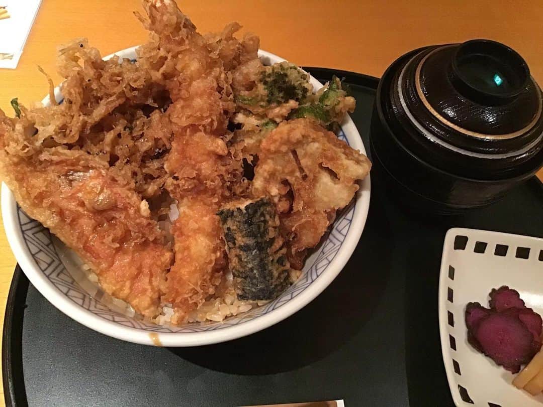 柴田淳さんのインスタグラム写真 - (柴田淳Instagram)「めっっっちゃ美味しかった！ お客さんが居ない時間だったので、目の前で揚げて即出し！ 白海老のかき揚げ、絶品だったなぁ。 いや、どれも美味しかった。 プロの揚げる天ぷらってなんでこんなに美味しいんだろう。 #天丼 車海老 蓮根 磯部揚げ 金目鯛 白身魚 菜の花 白海老と春菊のかき揚げ 赤だし お漬物 ほうじ茶」1月6日 13時08分 - shibatajun_official