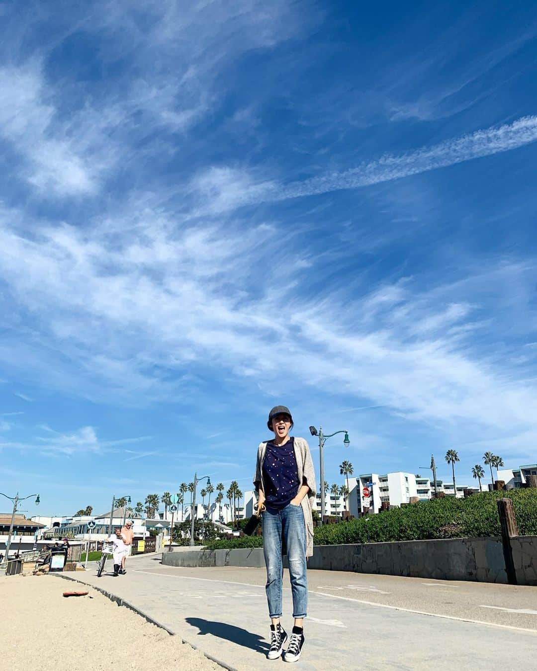高木りなのインスタグラム：「また暖かくなってきたLA🇺🇸🌴☀️ 2日連続で海に行ってきました💙 다시 따뜻하진 엘에이! 이틀연속으로 바다로~💙 #nofilter#losangeles #california #bluesky #カリフォルニア#ロサンゼルス#엘에이#로스앤젤레스#캘리포니아」