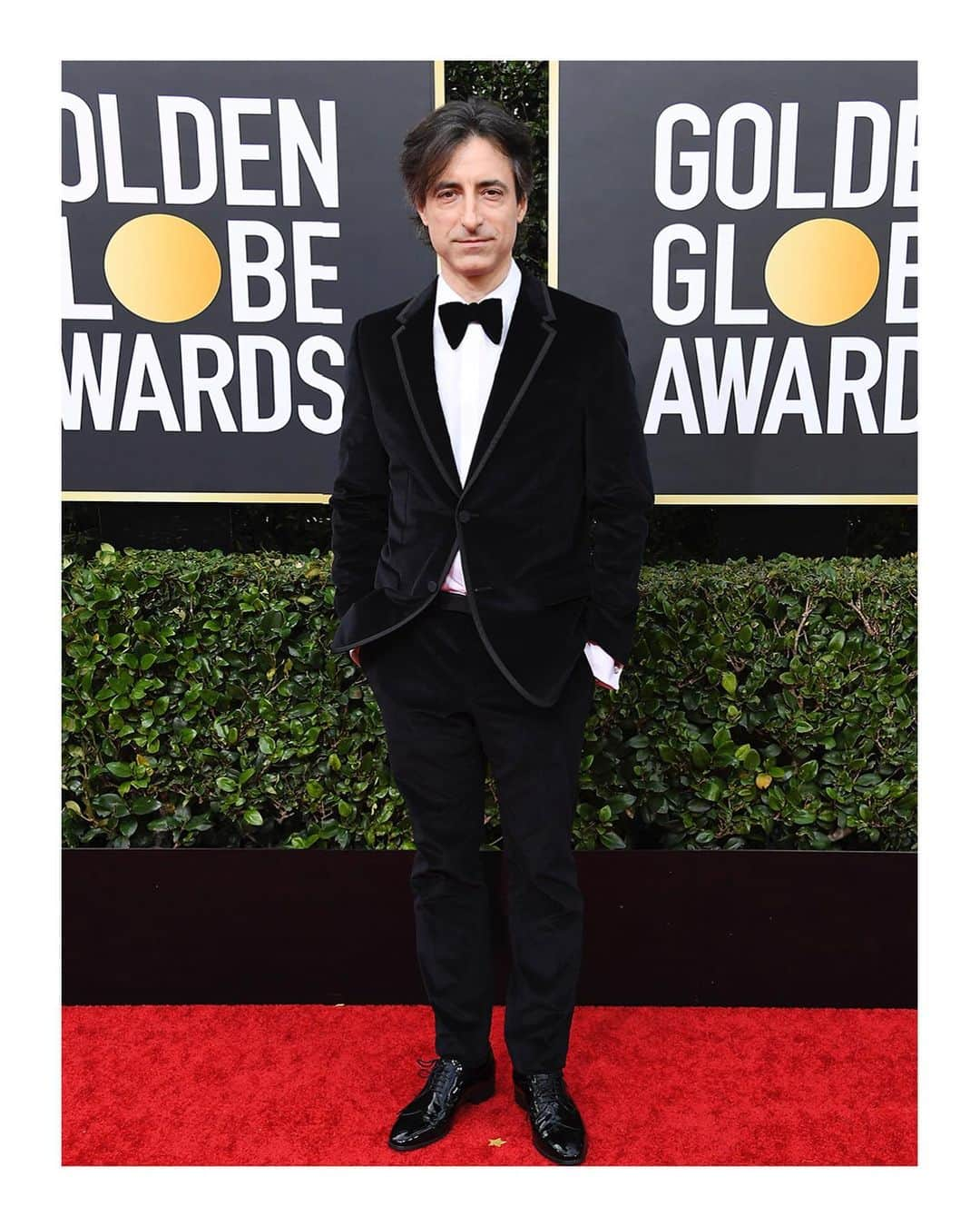 グッチさんのインスタグラム写真 - (グッチInstagram)「At the at the 77th annual @goldenglobes awards, #NoahBaumbach, nominee for Best Screenplay of a Motion Picture for @marriagestory—also nominated for Best Motion Picture - Drama—wore a #GucciDIY made-to-order velvet New Signoria tuxedo with grosgrain trim, covered placket evening shirt, bow tie and leather lace-ups. @alessandro_michele #AlessandroMichele #goldenglobes」1月6日 13時08分 - gucci