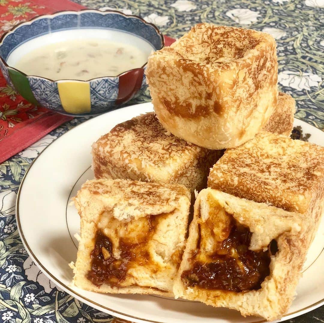 のインスタグラム：「【#手作りパン #パン作り #栄養士 】 ・ ・ @abccookingofficial でビーフシチューキューブを作りました🍞 ・ ・ 発酵の時間を使ってビーフシチューを👩‍🍳 ・ ・ 具が溢れ出ないようにしっかりと手早く包むのがポイント✍️ ・ ・ 生地が乾燥するとパサパサになるので作業しないときは濡れ布巾をかけます👩‍🍳 ・ ・ 様子を見たくてもグッと我慢（チラチラ見ちゃったけど🤫） ・ ・ カブのスープをパンに合わせました✨✨ ・ スープで野菜を取るのが大好き😍 ・ ・ 手作り！出来立てのパンは最高に美味しいので早くマスターしたい😊 ・ ・ このメニューはシーズン物ですのでお早めに🙋‍♀️ ・ ・ ・ #abcクッキング #手料理 #手作りパン #パン作り #変わりパン #お家パン #野菜スープ #カブ #料理 #料理教室 #料理好き #栄養士 #cooking #bread #dietitian #announcer」