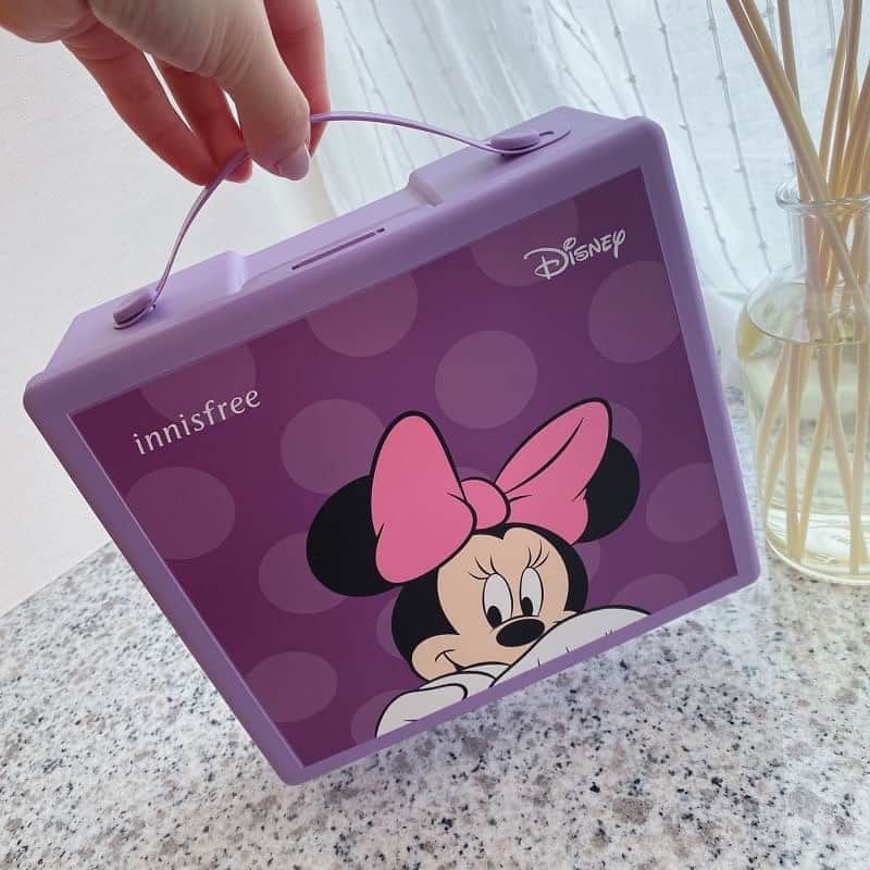 のインスタグラム：「🍃💓🛁 ㅤㅤㅤㅤㅤㅤㅤㅤㅤㅤㅤㅤㅤ ひよんがだいすきな言葉💓→限定。ㅋㅋㅋ 今回は @innisfreejapan から新発売される、 限定BOXの#ディズニーコレクション2020 を頂いたので みんなに紹介するね😆👏💯 ディズニーとのコラボで、パッケージが とにかく可愛いのオンパレード🤭🥺😂💘💘 ㅤㅤㅤㅤㅤㅤㅤㅤㅤㅤㅤㅤㅤ ミニー、デイジーのBOXはメイク収納とか 小物入れにしてもいいし、 ランチBOXとか使い方が沢山あるからとっても素敵。 ㅤㅤㅤㅤㅤㅤㅤㅤㅤㅤㅤㅤㅤ スキンケアのパッケージにもミニーちゃんたちが プリントされてて、見るたびに胸キュンします🥺💓💓 ㅤㅤㅤㅤㅤㅤㅤㅤㅤㅤㅤㅤㅤ もう本当にこういう可愛いものがだいすき。 プレゼントにも良さそう🎁😍 ㅤㅤㅤㅤㅤㅤㅤㅤㅤㅤㅤㅤ #innisfree #skincare #makeup #handcream #feeyong #DisneyCollection #pr #HeadsUp #HELLO2020 #이니스프리 #스킨케어 #메이크업 #희영 #イニスフリー #スキンケア #ひよん」