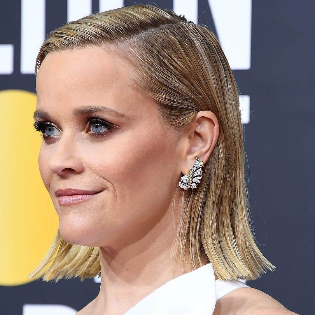 ティファニーさんのインスタグラム写真 - (ティファニーInstagram)「The stars are out tonight. @ReeseWitherspoon is radiant in Tiffany & Co. Schlumberger® diamond earrings at the 2020 @goldenglobes. A lively interpretation of the natural world, these scintillating diamond designs are inspired by leaves. Precise proportions and layering techniques were paramount to the placement of two incredible, pear-shaped diamonds of over 6 total carats. To further highlight their organic silhouettes, 18k gold and platinum elements create an unexpected but welcome contrast. The actress completes her look with a Tiffany Blue Book Collection cuff, designed by chief artistic officer Reed Krakoff, that features two deconstructed Tiffany icons—the heart and the star—re-created within frames of 18k yellow gold. The actress also wears a Tiffany Victoria® diamond ring of over 6 total carats. #ReeseWitherspoon #Tiffany #TiffanyAndCo #TiffanyHighJewelry #GoldenGlobes」1月6日 13時27分 - tiffanyandco