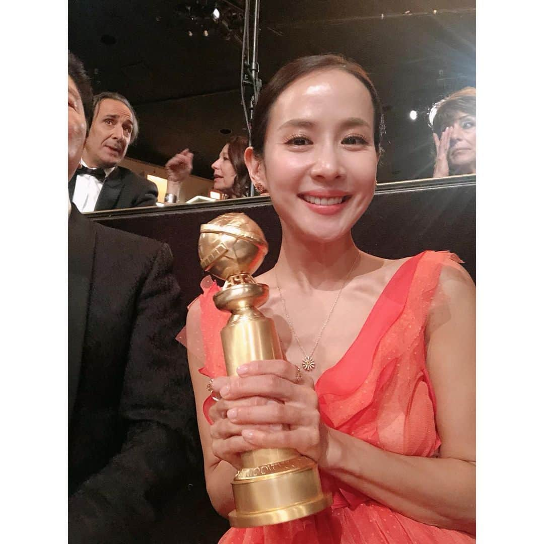 チョ・ヨジョンさんのインスタグラム写真 - (チョ・ヨジョンInstagram)「#Goldenglobes #Parasite  외국어영화상🏆ㅠㅠ」1月6日 13時46分 - lightyears81