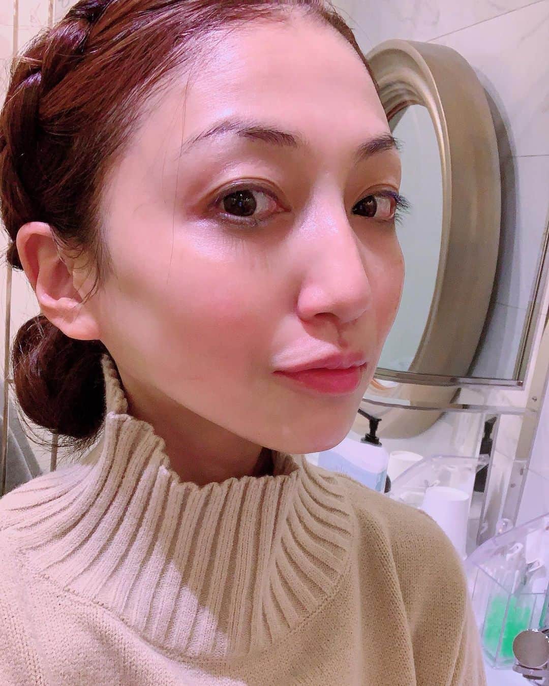 中川愛海さんのインスタグラム写真 - (中川愛海Instagram)「新年最初のメンテナンス♡ 今年もよろしくお願いします。 週一通って本当毎回ありがたいくらいお肌が生き返ります！ @nakamura_kadomori のエステがまた最高に癒される。ありがとう😊 @ami_nakagawa_  @ami_nakagawa_amyuran  @kadomori_kogao  #中川愛海 #代官山カドモリ　#kadomori #カドモリ代官山サロン #小顔マッサージ」1月6日 13時46分 - ami_nakagawa_
