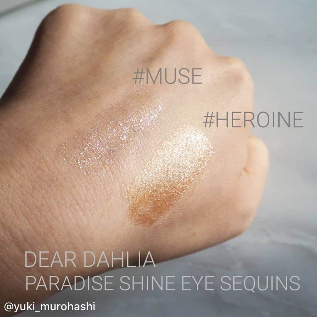 My Little Pouchさんのインスタグラム写真 - (My Little PouchInstagram)「#repost  credit: @yuki_murohashi... @deardahlia_beauty  #paradiseshineeyesequins #HEROINEと#MUSE  ディアダリアのインスタで見てから 絶対に欲しいと思っていたこちら。  色は悩みましたが、 使い勝手良さそうなこちらの2色！  HEROINEの方が断然肌に馴染みます。 キラキラさせたいけど、 派手すぎるの嫌な方におすすめ！  MUSEはかぁんわいい！ ちょこっとパーリィな感じ。 上瞼にやるのが抵抗あるなら、 下まぶただけでも充分なくらいの存在感！  3枚目の目元に載せた写真は わかりやすさ優先のため たっぷり直塗りしました。 (HEROINEの塗り方の雑さに関してはどうか触れないで下さい。笑)  塗った感覚としては、 少しまぶたが固定された感がします。 そのおかげでしっかりと張り付いて まぶたの溝に入り込んだりすることはないです！ 指先で触っても落ちたり伸びたりしないです。 なんか不思議〜 ※まぶたひっつく感は否めない。笑  けどよれにくさや ラメ感のかわいさを考えたら とてもよきリキッドアイシャドウ！！ 私は @chicor_shinsegae  で買いました。  #韓国コスメ #韓国旅行記 #韓国好きな人と繋がりたい🇰🇷 #韓国好き大歓迎 #ディアダリア #リキッドアイシャドウ #キラキラアイシャドウ #よれない #muro_cosme #koreancosmetics #chicor #koreatravel #한국화장품 #한국을좋아합니다 #한국여행 #여행 #일본인 #시코르 #미용」1月6日 13時40分 - mylittlepouch_official