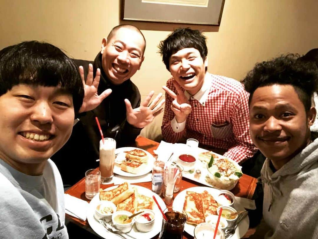 松本康太さんのインスタグラム写真 - (松本康太Instagram)「『フレンチトースト』この前に行って美味しかったので、ルミネ劇場出番の合間にもう中学生ちゃん、ジェラードンかみちぃちゃん、コロナクラウンリロイちゃんと一緒に「cafe AALIYA」へ今日もビシャビシャフレンチトーストは絶品なのです(^○^) #フレンチトースト #cafeaaliya #新宿 #レギュラー松本 #あるある探検隊 #もう中学生 #ジェラードンかみちぃ #コロナクラウンリロイ #スイーツ #スイーツ男子」1月6日 13時41分 - aruarutankentai.matsumoto