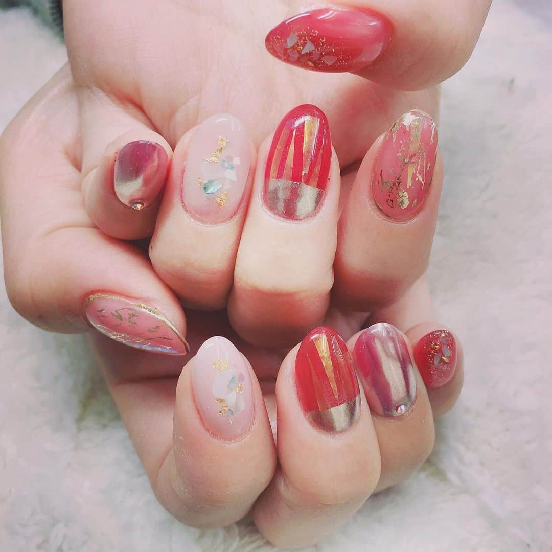 のインスタグラム：「新ネイル💅 ・ ・ #nail #2020年 #ネイルデザイン#ミラーネイル  #ニュアンスネイル #ジェルネイル」
