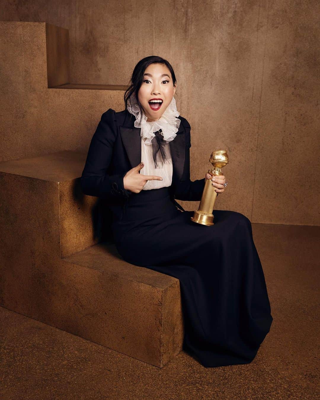 ゴールデングローブ賞さんのインスタグラム写真 - (ゴールデングローブ賞Instagram)「Awkwafina (@awkwafina) - Best Performance by an Actress in a Motion Picture - Musical or Comedy - The Farewell (@thefarewell). Photo by Alexi Lubomirski (@alexilubomirski). #GoldenGlobes」1月6日 13時42分 - goldenglobes