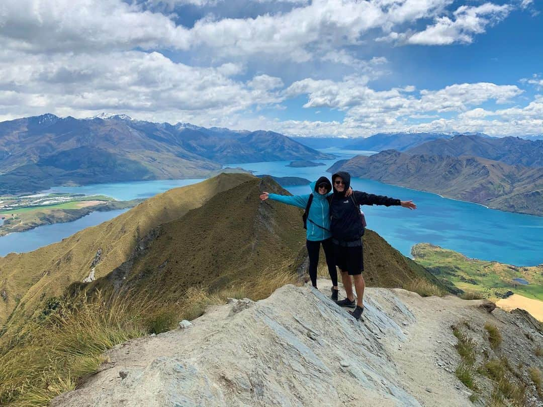 アルメン・アブディのインスタグラム：「Sore legs but well worth it for the view on top of the world😄」