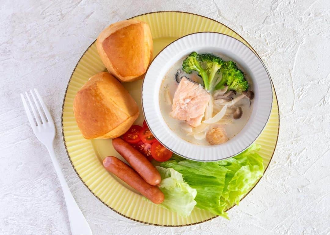 haru.さんのインスタグラム写真 - (haru.Instagram)「. おこんにちは😃 . 新年1本目の記事公開のお知らせです♡ . リビングートマガジン @livingut.magazine にて、 「スープが恋しい季節に♪スープカップ・ボウルの選び方＆おすすめの使い方アイデア」の記事が 本日公開されました！ . 体も心も温まる、美味しいスープを楽しむための、 スープカップやスープボウルの選び方や使い方アイデアなどご紹介しております。 .  素敵なスープカップ&スープボウルも登場しますので、お時間のあるときにでもぜひ♡ 記事は @livingut.magazine プロフページリンクよりどうぞ。 . . さてさて。 結局4日が仕事始め。 今日もぼちぼち働いております。 . 今年もがんばって働いて、 楽しく美味しいものを食べて過ごしたいと思います♡ . みなさまも良い1日を！ . . #リビングートマガジン #スープカップ #スープボウル」1月6日 13時56分 - colorful.haru_tk19