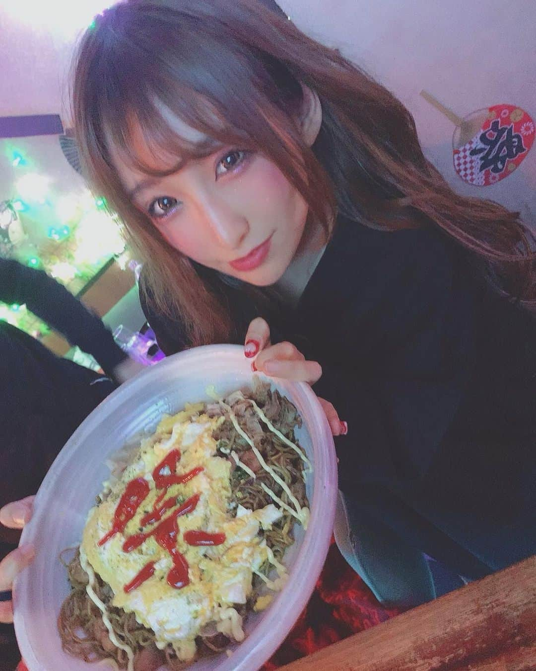 みにーさんのインスタグラム写真 - (みにーInstagram)「. 六本木のmatsuri行ってきた時の😳💓 屋台みたいなメニューがいっぱいあって焼きそば頼んだら 顔よりおっきい焼きそば出てきた😂😂😂😂 ゲームしながらみんなで食べたけど やっぱみんなで食べるのが いちばんおいしいよね🤔💓 #バーレスク　#バーレスク東京　#祭　#祭り　#matsuri #焼きそば　#六本木　#屋台　#バー」1月6日 13時52分 - minnie_burlesqe