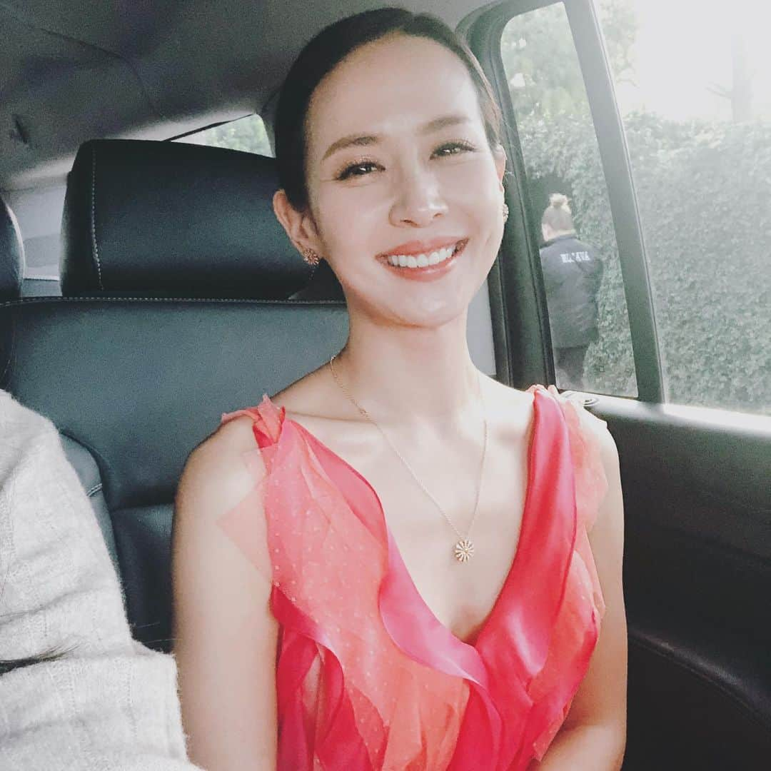 チョ・ヨジョンさんのインスタグラム写真 - (チョ・ヨジョンInstagram)「On the way to the #Goldenglobes 🌟」1月6日 13時58分 - lightyears81