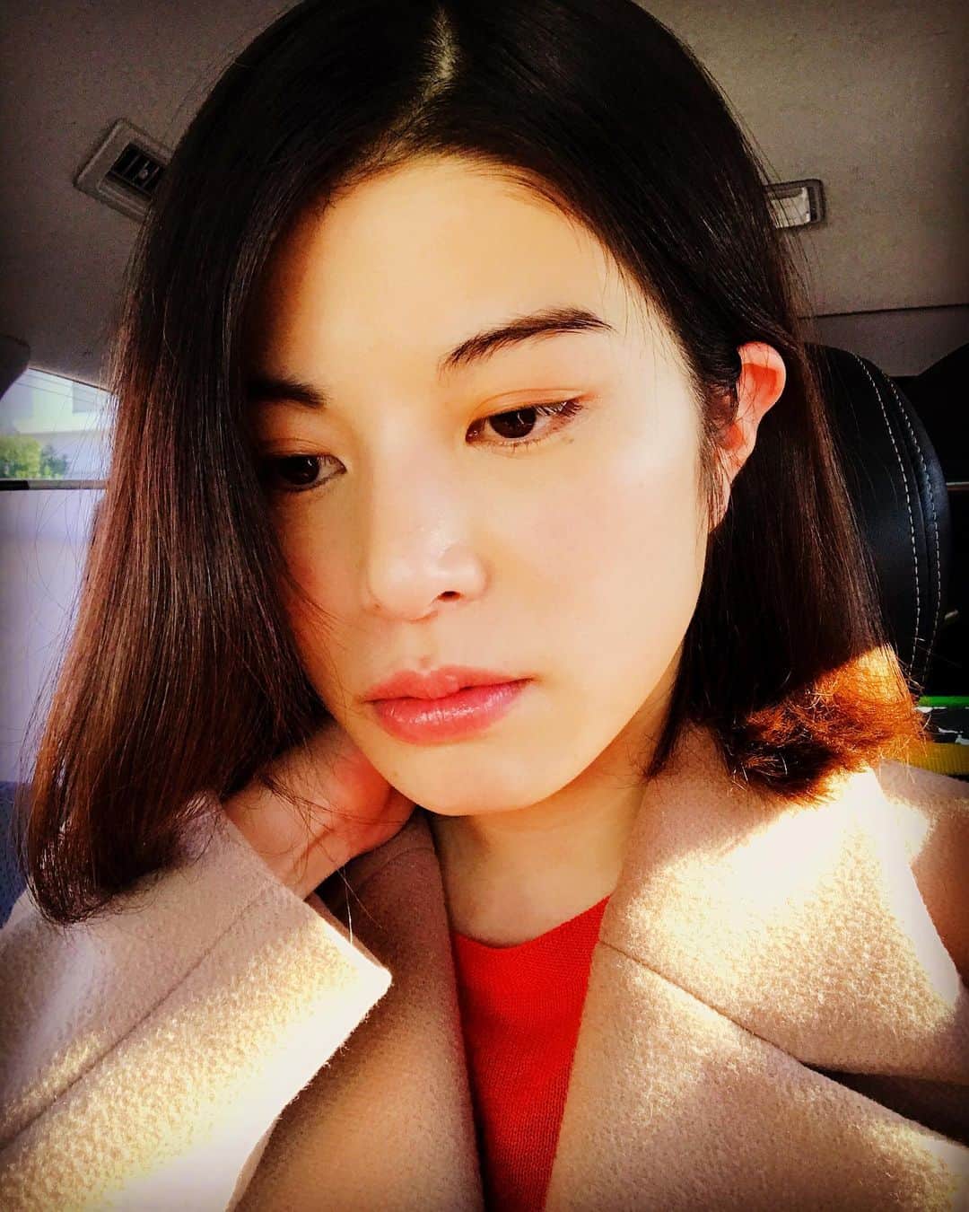 ほな・いこかのインスタグラム：「本当に首が痛いときにも、 してしまうようです。 #首痛ポーズ」